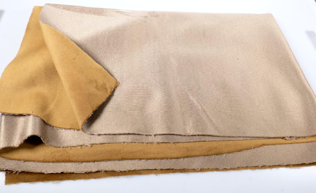 Textillaminat, sog. Möbelbezugsstoff, Art. Hollywood, Foto siehe Anlage,
- als Meterware, laut Antrag mit einer Breite von 142 cm,
- laut Antrag:
- aus zwei mit ihrer ganzen Fläche aufeinander liegenden und so miteinander durch Kleben verbundenen
   Lagen:
-- mit einer Oberlage (Schauseite):
--- aus einem Samtgewirke (in Kettenwirktechnik) aus synthetischen Chemiefasern (Polyester),
--- kein Hochflorerzeugnis und kein Schlingengewirke,
-- mit einer Unterlage:
--- aus einem Kettengewirke aus synthetischen Chemiefasern,
- das die Schauseite bildende Samtgewirke verleiht der Ware insbesondere im Hinblick auf die
  Bedeutung in Bezug auf die Verwendung als Möbelbezugsstoff ihren wesentlichen Charakter.

"Samt, gewirkt, anderer als in den Unterpositionen 6001 10 genannte, aus Chemiefasern"