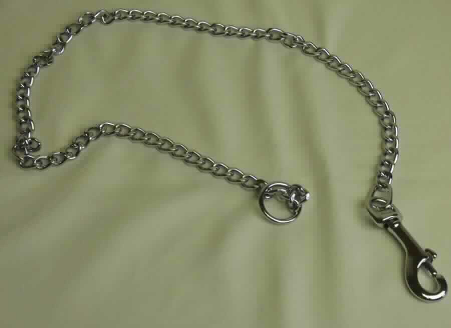 Es handelt sich um sog. Ansatzketten in Form von ca. 73 cm langen Ketten aus beweglich miteinander verbundenen Kettengliedern aus verchromtem Stahl, die an einem Ende mit einem Ring aus Stahldraht (Durchmesser: ca. 3,5 mm) ausgestattet sind und am anderen Ende einen aus Stahl gefertigten "Bolzenhaken" mit integriertem Drehgelenk aufweisen. 
Die Erzeugnisse dienen als Verlängerungsstück für Hundeleinen (nicht Gegenstand dieser vZTA).
- Antragstellerangaben -

Abbildung siehe Anlage.

Derartige Erzeugnisse gehören als "andere andere als in den vorgenannten Codenummern genannte Ketten aus Stahl" zur Codenummer 7315 8900 00 0 des Zolltarifs.