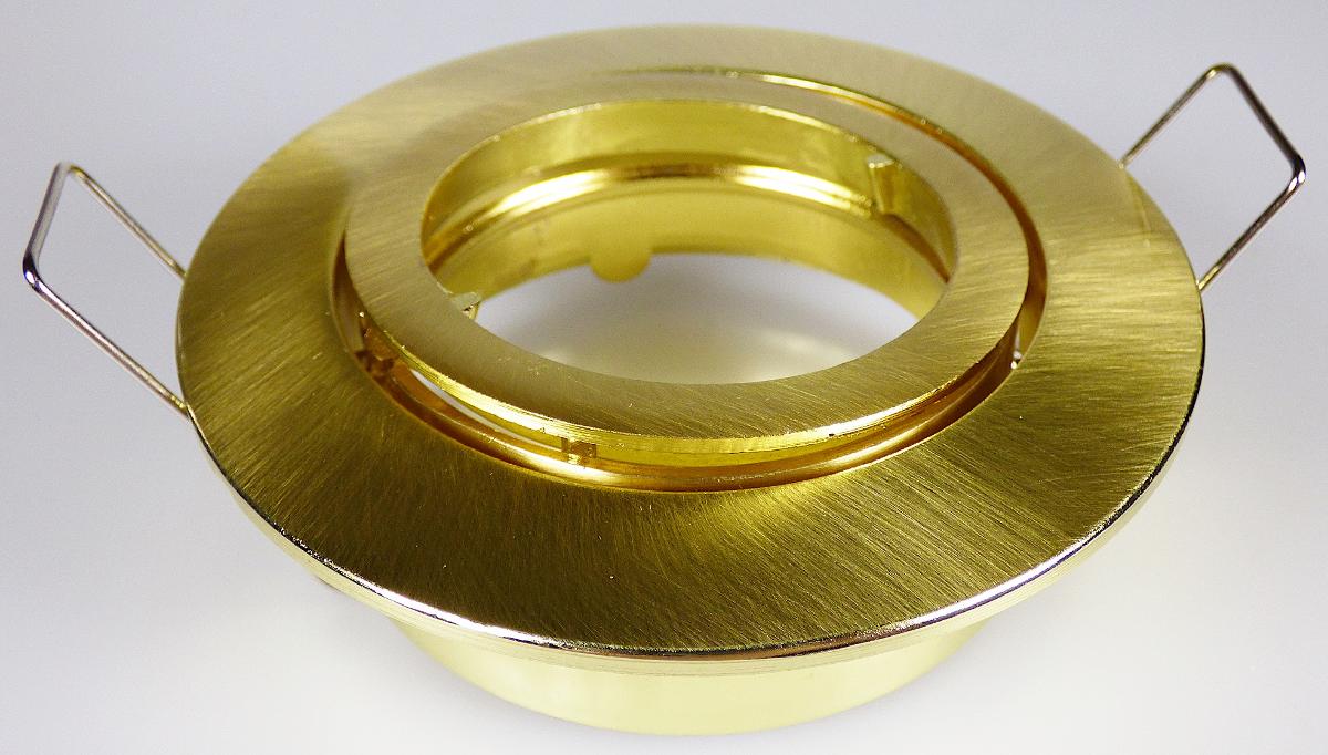 Bei dem sog. Einbaustrahler Gold, EAN 4251351804816 handelt es sich um einen elektrischen Beleuchtungskörper (ohne elektrische Ausstattung und Leuchtmittel), bestehend aus einem ca. 82 x 22 mm (d x H) großen Gehäuse aus Aluminium, das mit einer kreisrunden Aussparung mit einem Innenring mit Bajonettverschluss zur Aufnahme von verschiedenen Fassungen und Leuchtmitteln (bspw. vom Typ GU10, MR16 oder LED-Modulen) versehen ist, sowie zwei seitlich angebrachten Federklammern.

Die Leuchte ist u. a. aufgrund der Einbautiefe zum universellen Einbau (bspw. in Trockenbaudecken) bestimmt. Sie ist in einem bedruckten Karton verpackt.

Hinweise auf Handfertigung liegen nicht vor.

Die Ware ist als "elektrischer Beleuchtungskörper, anderweit weder genannt noch inbegriffen, nicht von den Unterpositionen (HS) 9405 11 bis 9405 42 erfasst, kein Scheinwerfer, aus unedlem Metall, nicht handgearbeitet" einzureihen.