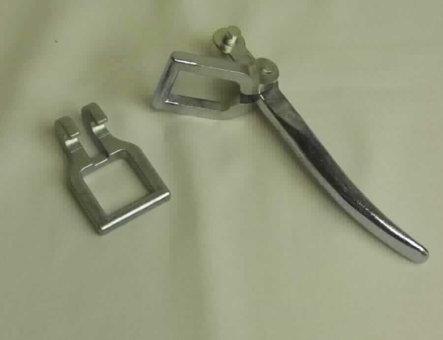 Es handelt sich um zweiteilige Verschlüsse aus unedlem Metall, deren Verschlusshälften jeweils einen annähernd rechteckigen Rahmen aufweisen. An einer Hälfte ist der Rahmen mit zwei parallelen, hakenartigen Ausformungen versehen. An der anderen Verschlusshälfte befindet sich ein beweglicher Hebel, dessen eines Ende spezifisch ausgeformt ist und in die hakenartigen Ausformungen der anderen Hälfte greift. 
Die Erzeugnisse werden mit den rechteckigen Rahmen an sog. Sackschnallen (nicht Gegenstand dieser vZTA) angebracht und dienen als Verschlüsse.
- Antragstellerangaben -

Abbildung siehe Anlage. 

Derartige Erzeugnisse gehören als "Verschlüsse aus unedlen Metallen, für andere konfektionierte Waren" zur Codenummer 8308 9000 90 0 des Zolltarifs.