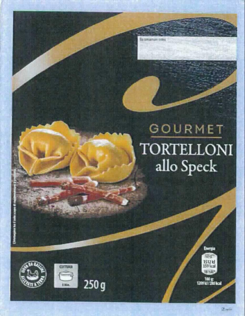 Teigwaren mit Speck-Füllung 

Eine Warenmuster lag nicht vor, jedoch eine Produktspezifikation, Angaben zur Herstellung und die Druckvorlage (Kopie) für das Original-Etikett.
Danach handelt es sich um gelbliche, gefüllte Teigwaren in Form von Tortelloni, original verpackt unter Schutzatmosphäre und zu lagern bei +4 °C bis +6 °C; der Aufdruck enthält neben einer Abbildung von Nudeln und Speck Angaben zum Erzeugnis ("Frische Teigwaren mit einer Füllung (44 %) mit Speck"), zur Füllmenge (250 g) zur Zubereitung (in kochendem, gesalzenem Wasser für 3 Minuten kochen, abtropfen lassen und würzen) und zu den Zutaten (siehe Feld 8); hergestellt in Italien. 
Nach der Herstellungsbeschreibung und den Hinweisen zur Zubereitung liegen vorgekochte Nudeln vor.

Fische, Krebstiere oder andere wirbellose Wassertiere: nicht enthalten*
Wurst und ähnliche Erzeugnisse, Fleisch und Schlachtnebenerzeugnisse jeder Art, einschließlich Fette jeder Art oder Herkunft: 20 GHT oder weniger*
Reis: nicht enthalten*
*: nach der Zutatenliste

Teigwaren gefüllt, keine Fische, Krebstiere oder andere wirbellose Wassertiere sowie 20 GHT oder weniger Wurst und ähnliche Erzeugnisse, Fleisch und Schlachtnebenerzeugnisse jeder Art, einschließlich Fette jeder Art oder Herkunft enthaltend, gekocht, keinen Reis enthaltend.