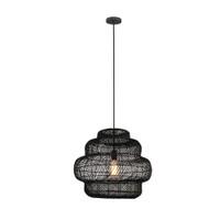 Bei der sog. SIA Hängeleuchte aus Rattan in zwei Designs (schwarz: Artikelnr. 25502 / Variantennr. 61040 und weiß: Artikelnr. 25503/ Variantennr. 61041) handelt es sich um zwei ca. 53 cm x 53 cm x 150 cm (B x T x H) große elektrische Pendelleuchten für die Deckenmontage im Innenbereich, im Wesentlichen jeweils bestehend aus einer schwarzen bzw. weißen kreisrunden Deckenbefestigung aus Metall mit einem Kabel als Abhängung, einer E27-Lampenfassung (für verschiedene Leuchtmittel bspw. Halogenlampen, LED geeignet) und einem schwarzen bzw. beigefarbenen runden bauchigen Lampenschirm aus Rattan.

Hinweise auf eine Handfertigung liegen nicht vor.

Die Erzeugnisse sind als "Leuchten, anderweit weder genannt noch inbegriffen, elektrische Deckenleuchten, ausgenommen solche von der für öffentliche Plätze oder Verkehrswege verwendeten Art, nicht ausschließlich zur Verwendung mit LED-Lichtquellen bestimmt, aus Metall und Rattan, nicht handgearbeitet, andere als in der Codenummer 9405 1990 20 0 genannt" einzureihen.