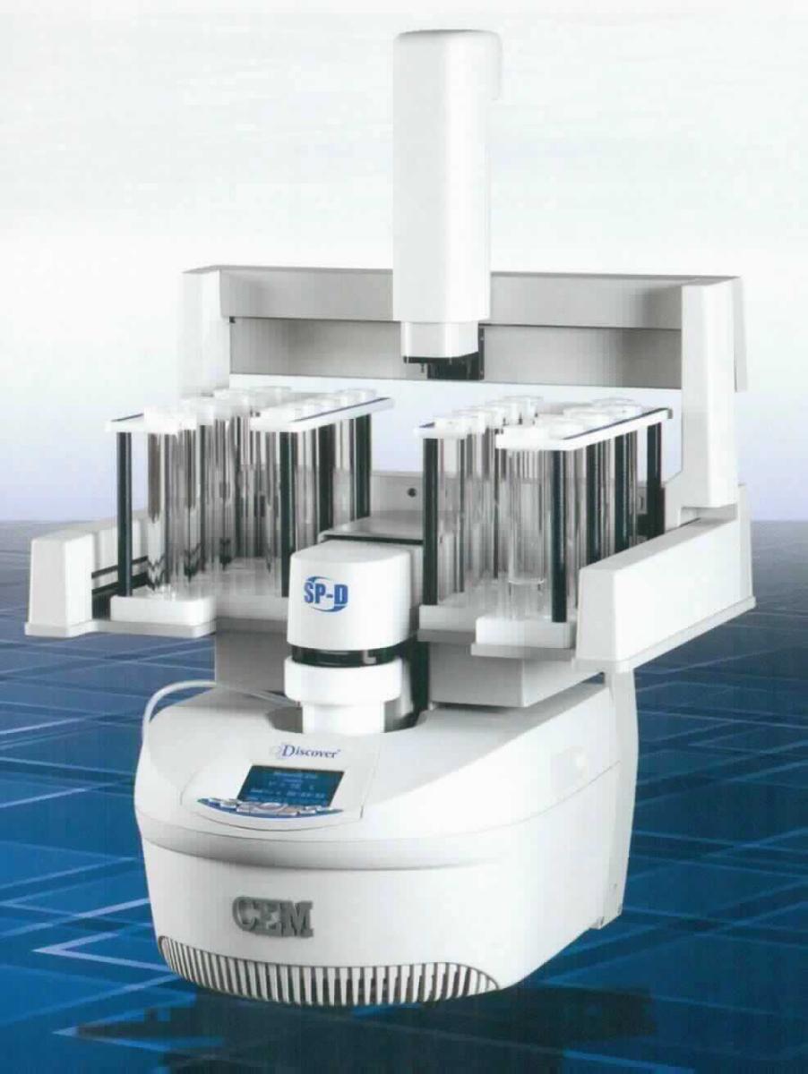 Automatisiertes Mikrowellen-Laborsystem (Peptid-Synthesizer)
- aus einem Mikrowellengerät mit Mikrowellenerzeuger (Magnetron), Mikrowellenkammer mit
  Reaktionsbehältereinsatz, Sensorsystem zur Temperatur- und Druckkontrolle, magnetischer
  Rührvorrichtung, Kühleinheit und Mikroprozessor-Steuerung, in einem Kompaktgehäuse
  mit Anschlussvorrichtungen sowie Bedien- und Anzeigeelementen und einem aufgebauten
  Probengeber zum Zuführen von Reagenz-Behältnissen (Abbildung siehe Anlage),
- zur Vermischung von in Behältnissen zugeführten Reagenzien und Aktivierung von chemi-
  schen Reaktionen (Synthese) durch Mikrowelleneinwirkung (kennzeichnende Haupttätig-
  keit).

"Anderer Industrie- und Laboratoriumsapparat zum Warmbehandeln von Stoffen mittels dielektrischer Erwärmung, keine Ware der Unterpositionen 8514 1010 bis 8514 3080 - Gerätekombination aus Mikrowellen-Synthesizer (kennzeichnende Haupttätigkeit) und Rührgerät sowie Probengeber (sog. Automatisiertes Mikrowellen-Synthesesystem - Peptid-Synthesizer)"
