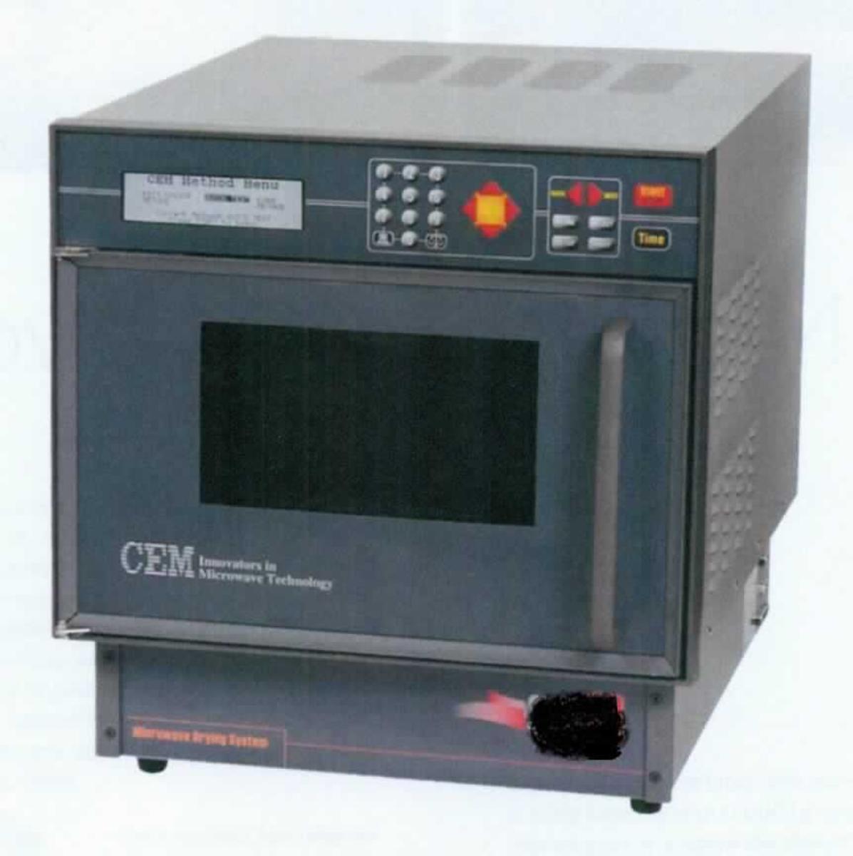 Mikrowellen-Trockenschrank  (Abbildung siehe Anlage)
- aus einem Mikrowellenerzeuger (Magnetron), Temperaturkontrollsystem, Drehteller mit
  Antriebseinheit und Abluftsystem mit Abluftgebläse, in einem Standgehäuse mit Bedien-
  und Anzeigeelementen,
- zum Behandeln (Trocknen) von Laborproben (z. B. Polymerlösungen, Pharmazeutika,
  Milchpulver, Textilien usw.) durch Mikrowellenenergie.

"Anderer Industrie- und Laboratoriumsapparat zum Warmbehandeln von Stoffen mittels dielektrischer Erwärmung, keine Ware der Unterpositionen 8514 1010  bis 8514 3080; Mikrowellen-Trockenschrank"