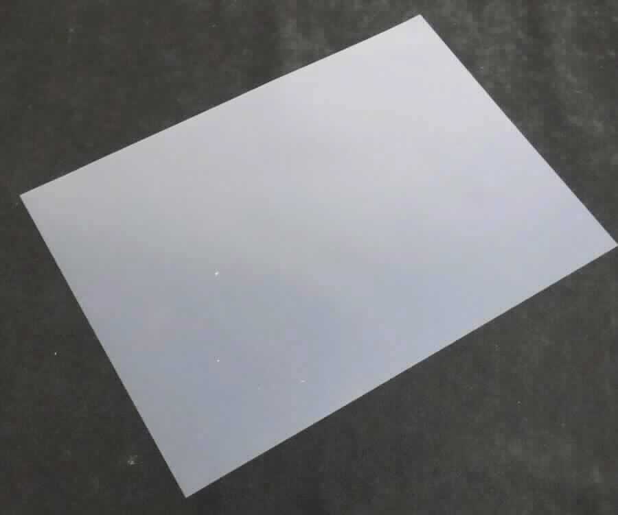 Angaben des Antragstellers: 
Direkt-Thermo Synthetischer Film, weiss, 67 µ
gestrichener Film auf Basis BOPP, zum Bedrucken mittels Direkt-Thermodruck-Technologie

Feststellungen an einem Warenmuster: 
Es wurden mehrere weiße Folien (DIN A4) mit einer glänzenden und einer matten Seite vorgelegt. Die Folien sind ca. 62 µm dick. Gemäß Antragsangaben sind die Folien biaxial orientiert.

Befund:
Es handelt sich um biaxial orientierte Folien aus Polypropylen im Sinne der Unterposition (KN) 3920 2021.