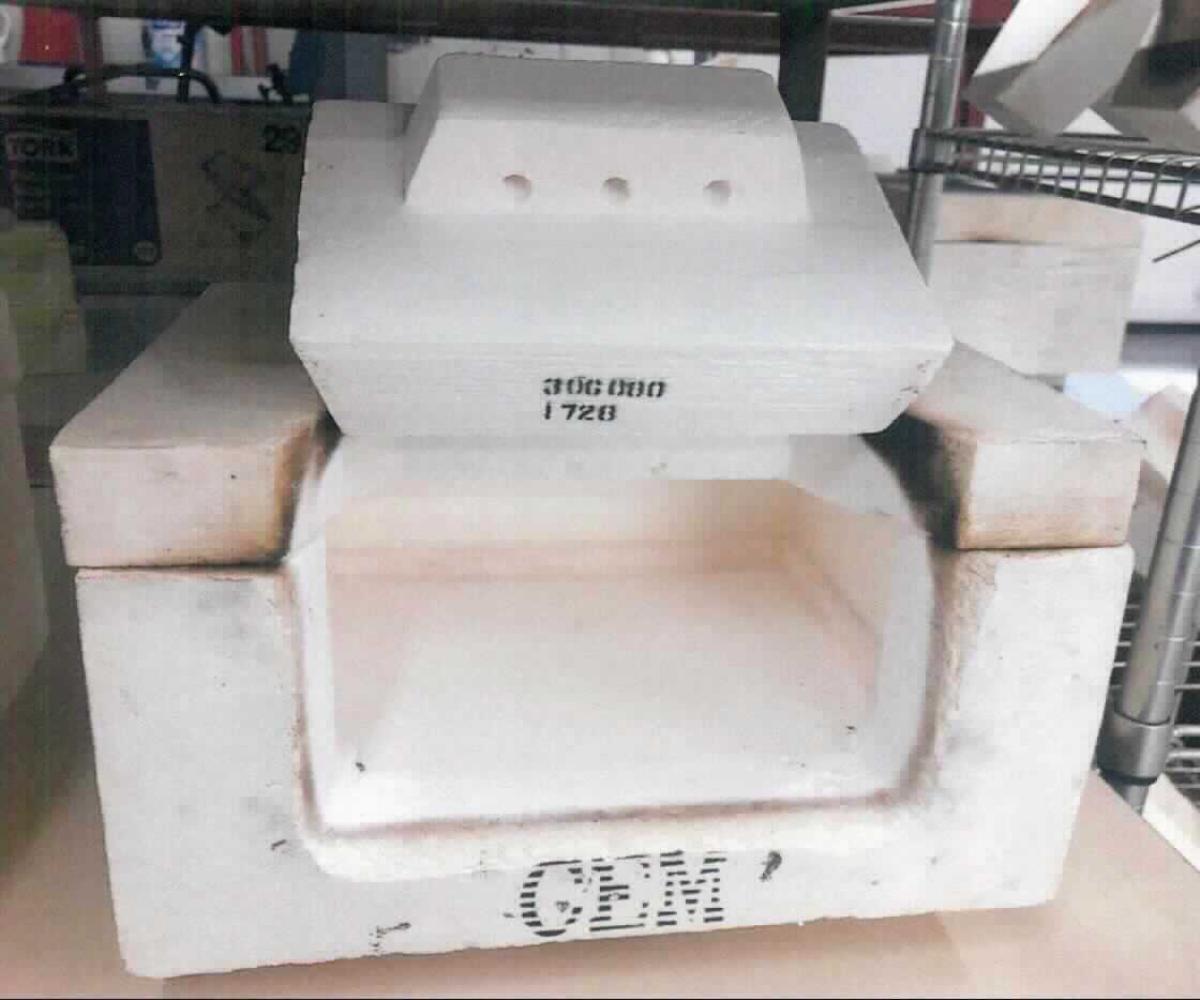 Einsatz (Abbildung siehe Anlage)
- aus einem spezifisch gefertigten Formteil (HBT: 33 x 19 x 26 cm bzw. 34 x 19 x 26,5) 
  mit mehreren Aussparungen, 
- zur schnelleren Veraschung von organischen und anorganischen Proben, 
- zum Einbau in einem Mikrowellenverascher.

"Teil, erkennbar ausschließlich für andere als von der Unterposition 8514 30 20 erfasste elektrische Industrie- oder Laboratoriumsapparate bestimmt"