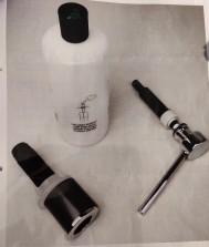 Spülmittelspender für Küchenspülen (Abbildung siehe Anlage)
- aus einem zylinderförmigen Aufnahmebehälter (Fassungsvermögen: 500 ml) mit einer
  abnehmbaren, auf der Behälteröffnung aufgesetzten, durch Fingerdruck zu betätigenden
  Kolbenpumpe mit federbelastetem Ansaugrohr und Ausgabetülle, 
- zur mengendosierten Ausgabe von Spülmittel durch Betätigen der Kolbenpumpe.

"Apparat mit eigener Funktion, in Kapitel 84 anderweit weder genannt noch inbegriffen, keine Ware der TARIC-Codes 8479 1000 00 bis 8479 8997 60, noch nicht zusammengesetzt - Spülmittelspender für Küchenspülen"