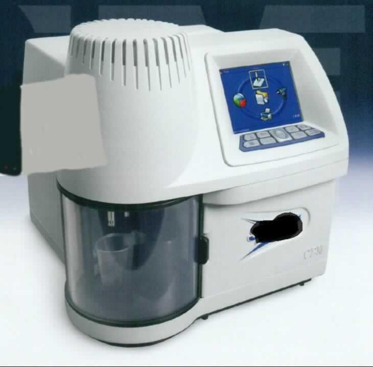Sog. Gerät zur Bestimmung des Proteingehaltes von Lebensmitteln, im Wesentlichen bestehend aus einem Gehäuse mit Probenkammer und Lichtquelle, LC-Display, Bedien-Tastatur und Drucker.

Zur äußeren Form siehe Abbildung in der Anlage.

Die zu untersuchende Probe wird mit einem Becher (nicht Gegenstand dieser vZTA-Entscheidung) in den Probenraum gegeben, dort mit einer iTag-Lösung verdünnt und mit Licht mit einer Wellenlänge von 480 nm bestrahlt. 
Mit dem Analysegerät wird der Proteingehalt von Lebensmitteln, Nahrungsergänzungsmittel u.ä. ermittelt.

Die Ware wird als "optische Strahlen (UV-Strahlen, sichtbares Licht, Infrarotstrahlen) verwendendes Gerät für physikalische oder chemische Untersuchungen, anderes als von den Unterpositionen (HS) 9027 10 bis 9027 30 erfasst" eingereiht.