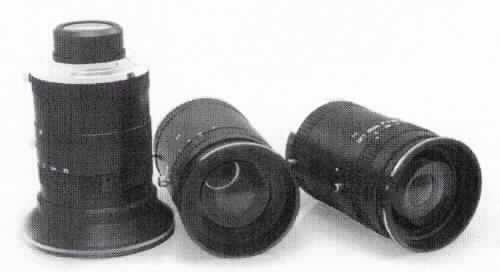 So genanntes Objektiv für Sichtgeräte bzw. Kameras, im Wesentlichen bestehend aus einem zylindrischen Gehäuse mit einem Linsensystem mit Linsen aus optisch bearbeitetem Quarzglas (zur äußeren Form siehe Foto in der Anlage). 
Das Objektiv verfügt je nach Ausführung über eine Brennweite von 25 mm (Maße: H x D: 93,7 x 60,0 mm), 35 mm (H x D: 101,2 x 62,0 mm) oder 50 mm (H x D: 99,0 x 62,0 mm).
Die Ware wird in Scan-Kameras eingebaut.
Die Ware wird als "gefasstes optisches Element für Instrumente, Apparate und Geräte, nicht aus optisch nicht bearbeitetem Glas, Objektiv für Kameras, andere als in Unterposition (TARIC) 9002 1100 10 bis 9002 1100 85 genannt" eingereiht.