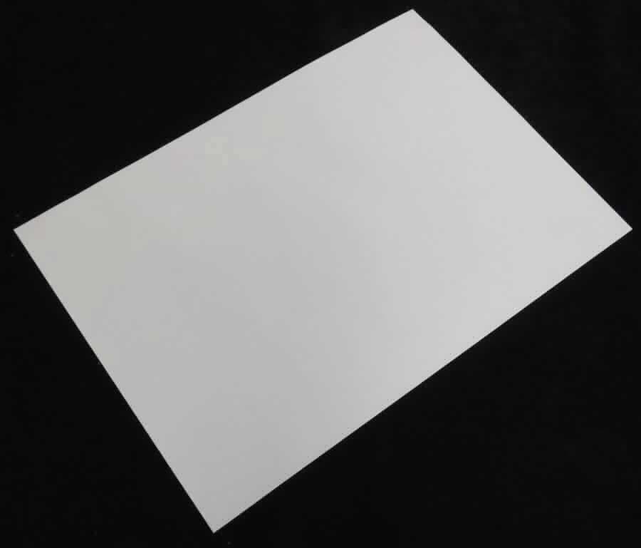 Angaben des Antragstellers: 
Direkt-Thermo Synthetischer Film, transparent, 72 µ
gestrichener Film auf Basis BOPP, zum Bedrucken mittels Direkt-Thermodruck-Technologie

Feststellungen an einem Warenmuster: 
Es wurden mehrere farblose, milchig-transparente Folien (DIN A4) mit einer glänzenden und einer matten Seite vorgelegt. Die Folien sind ca. 67 µm dick. Gemäß Antragsangaben sind die Folien biaxial orientiert.

Befund:
Es handelt sich um biaxial orientierte Folien aus Polypropylen im Sinne der Unterposition (KN) 3920 2021.