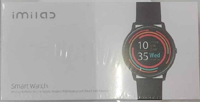 Es handelt sich um eine Warenzusammenstellung aus einem Fitness-Tracker in Form einer zusammengesetzten Ware (charakterbestimmend insbesondere aufgrund der Bedeutung für die Verwendung), einer Bedienungsanleitung und einem USB-Ladekabel, die gemeinsam in einer Verkaufsverpackung für den Einzelverkauf aufgemacht sind.

Der Fitness-Tracker besteht aus einem runden Gehäuse aus unedlem Metall mit einem 1,28" Touchscreen-Display und auf der Unterseite mit Kontaktflächen zum Aufladen des Fitness-Trackers, einem eingebauten Akku, einem elektronischen multifunktionalen Gerätemodul und einer Uhr mit Weckfunktion und optoelektronischer Anzeige von Datum und Uhrzeit sowie einem abnehmbaren, flexiblen Kunststoffarmband mit diversen Löchern und einem Verschluss zur Befestigung am Handgelenk.

Er verfügt über Funktionen zur Messung der Herzfrequenz über den Handgelenkpuls, einen Sensor zur Schlafüberwachung, einem Bewegungssensor u.a. zum Zählen von Schritten und anderen Bewegungen sowie ein Bluetooth-Modul zur kabellosen Datenübertragung zu einem kompatiblen Smartphone oder Tablet (beide nicht Gegenstand dieser vZTA-Entscheidung), so dass dort mithilfe einer Softwareapplikation die ermittelten und gespeicherten Daten ausgewertet werden können. Daneben verfügt das Gerät über die Funktion Benachrichtigungen und Mitteilungen anzuzeigen. Auf Benachrichtigungen kann allerdings mittels des Gerätes nicht geantwortet werden.

Keines der Bestandteile bestimmt den Charakter der zusammengesetzten Ware, so dass die Einreihung in die zuletzt genannte Position der gleichermaßen in Betracht kommenden Positionen (hier 9102) erfolgt.

Die Ware ist als „Armbanduhr, mit Gehäuse aus unedlen Metall, elektrisch betrieben, nur mit optoelektronischer Anzeige“ einzureihen.