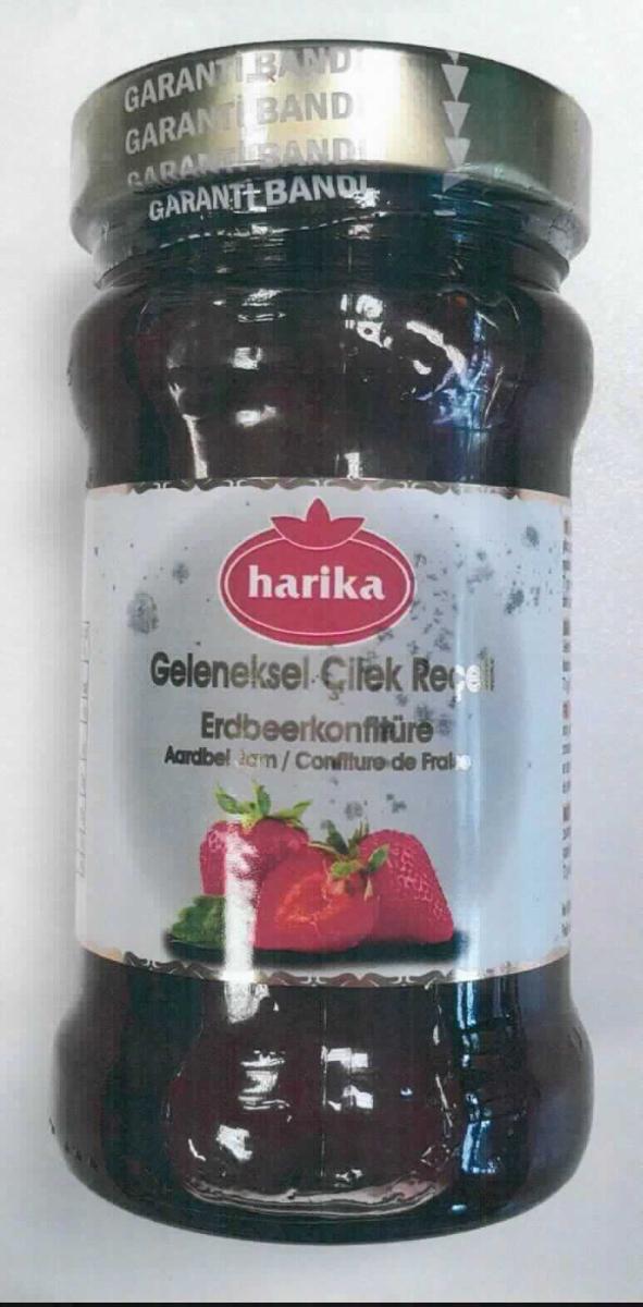 Erdbeerkonfitüre

Antragsangaben (als zutreffend angenommen): Erdbeerkonfitüre. Zur Zusammensetzung wurden vertrauliche Angaben gemacht.

Beschaffenheit des vorgelegten Warenmusters: erdbeerrote, streichfeste Masse mit ganzen Erdbeeren und Erdbeernüsschen, sehr süß, schwach sauer und fruchtig nach Erdbeeren schmeckend. Aufmachung: Original-Schraubglas. 

Zuckergehalt gemäß ZAnm 2a) 1. Absatz zu Kap 20: mehr als 30 GHT, jedoch weniger als 70 GHT. 
Es kann im Hinblick auf die Warenbezeichnung und -zusammensetzung als erfüllt angesehen werden, dass die Ware durch Kochen i. S. der Anmerkung 5 zu Kapitel 20 hergestellt wurde.

Konfitüren, Fruchtgelees, Marmeladen, Fruchtmuse und Fruchtpasten, durch Kochen hergestellt, auch mit Zusatz von Zucker oder anderen Süßmitteln, andere, nicht von Zitrusfrüchten, mit einem Zuckergehalt von mehr als 30 GHT, andere als in den Unterpositionen 2007 9910 und 2007 9920 genannt, von Erdbeeren, mit einem Gehalt an Zucker von weniger als 70 GHT, andere.