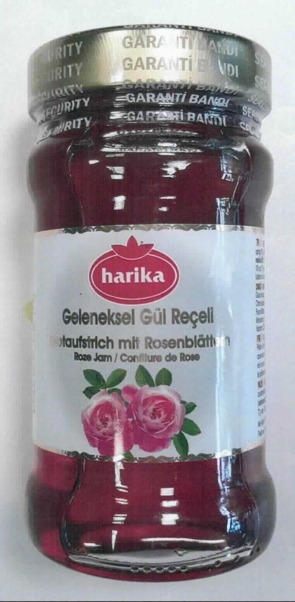 Konfitüre mit Rosenblütenblättern

Antragsangaben (als zutreffend unterstellt): Brotaufstrich mit Rosenblütenblättern. Zur Zusammensetzung wurden vertrauliche Angaben gemacht.

Beschaffenheit des vorgelegten Warenmusters: rosafarbene, viskose Masse mit Blütenblättern, sehr süß und blumig schmeckend. Aufmachung: Original-Schraubdeckelglas.

Zuckergehalt gemäß ZAnm 2a) 1. Absatz zu Kap 20: 70 GHT oder mehr.
Es kann im Hinblick auf die Warenbezeichnung und -zusammensetzung als erfüllt angesehen werden, dass die Ware durch Kochen i. S. der Anmerkung 5 zu Kapitel 20 hergestellt wurde.

Konfitüren, Fruchtgelees, Marmeladen, Fruchtmuse und Fruchtpasten, durch Kochen hergestellt, auch mit Zusatz von Zucker oder anderen Süßmitteln, andere, nicht von Zitrusfrüchten, mit einem Zuckergehalt von mehr als 30 GHT, andere als in den Unterpositionen 2007 9910 bis 2007 9935 genannt, mit einem Gehalt an Zucker von 70 GHT oder mehr.