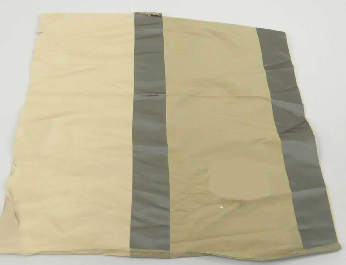 Gewebe, sog. Dekorationsstoff Art. ALORO 9-7917, Foto siehe Anlage,
- als Meterware, laut Antrag mit einer Breite von 140 cm,
- laut Untersuchungsergebnis:
-- laut Antrag aus 100 % Seide, somit kein Gewebe aus Schappe- oder Bourretteseide und keine Ware der 
   Unterposition 5007 90,
-- kein Kreppgewebe,
-- aus gezwirnten Grègefäden, somit kein ostasiatisches Gewebe,
-- dicht,
-- buntgewebt in Musterbindung.

"Gewebe aus Seide, keine Bourretteseide, mit einem Anteil an Seide von mehr als 85 GHT, anderes als in den 
 Unterpositionen 5007 2011 bis 5007 2041 genannte, buntgewebt, mit einer Breite von mehr 75 cm"