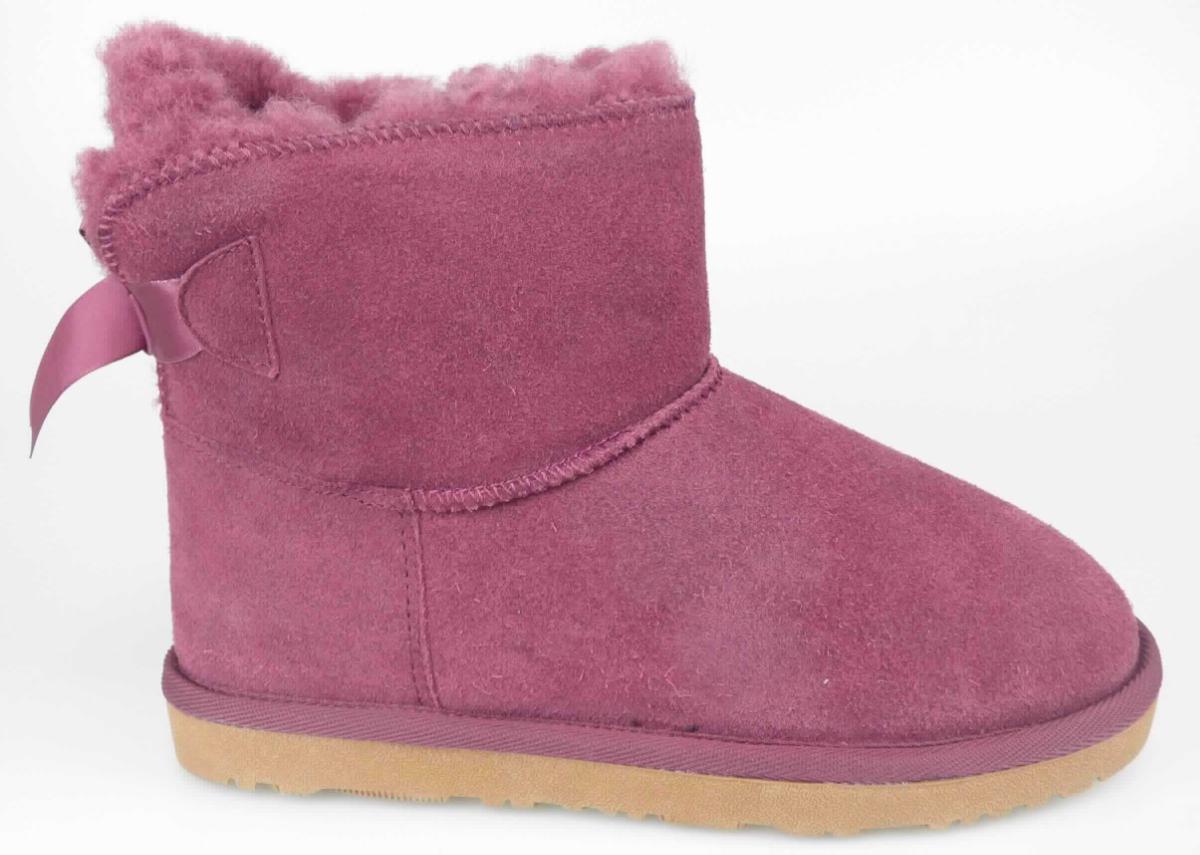 Stiefel (lt. Antrag: "Mädchen Lammfellboots, Art. 384309, Farbe plum (Pflaume), Größe 33", Foto siehe Anlage)
- mit Laufsohlen aus Kautschuk; ohne Hauptsohle aus Holz,
- mit Oberteil aus Leder,
- mit Verzierung,
- mit Innenfutter,
- ohne Metallschutz in der Vorderkappe, 
- den Knöchel, jedoch nicht die Wade bedeckend (somit keine Ware der Unterposition 6403 9991),
- mit einer Länge der Innensohle von ca. 22,5 cm.

"Schuhe mit Laufsohlen aus Kautschuk und Oberteil aus Leder, andere als in den Unterpositionen 6403 1200 bis 
 6403 9105 genannte, den Knöchel, jedoch nicht die Wade bedeckend, mit einer Länge der Innensohle von 
 weniger als 24 cm"