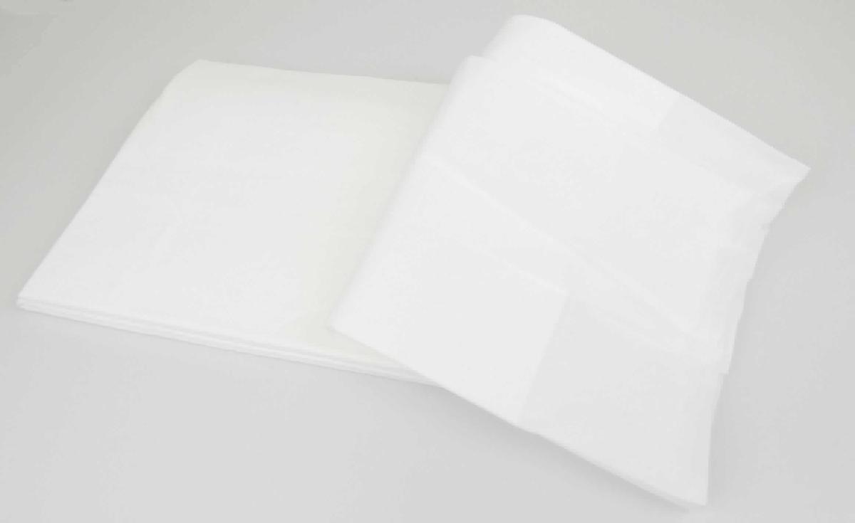 Es handelt sich um ein etwa 100 x 220 cm (Breite x Länge) großes, mehrlagiges Flächenerzeugnis mit folgendem Aufbau: 

- Außenlage aus weißem Vliesstoff aus Chemiefasern, 
- Sauglage (Breite x Länge etwa 60 x 197 cm), bestehend aus
- - einer Lage Tissue-Papier,
- - einer Lage Zellstofffasern und 
- - einer Lage Tissue-Papier,  
- Zwischenlage aus einer dünnen, weißen Kunststofffolie, 
- Außenlage aus weißem Vliesstoff aus Chemiefasern. 

Die Lagen sind durch Verkleben oder Verpressen miteinander verbunden. Die Waren werden in Rettungswagen als Einwegunterlagen zu hygienischen Zwecken verwendet, indem sie auf Rettungstragen gelegt werden, damit diese nicht durch von Notfallpatienten abgesonderten Körperflüssigkeiten verunreinigt werden. Durch die Verwendung eines besonders reißfesten Vliesstoffes dienen sie auch zur Umbettung von Patienten. Die Ware ist zusammengefaltet in einem Beutel aus bedruckter Kunststofffolie verpackt. 

Abbildung siehe Anlage.

Derartige Waren gehören als "andere Waren für hygienische Zwecke, aus Vliesen aus Zellstofffasern, in Aufmachung für den Einzelverkauf" zum TARIC-Code 4818 90 90 00, da es sich zolltarifrechtlich um eine aus verschiedenen Stoffen zusammengesetzte Ware handelt, deren wesentlicher Charakter nach dem Umfang sowie im Hinblick auf die Bedeutung in Bezug auf die Verwendung durch die Anteile aus Zellstofffasern bestimmt wird.