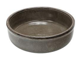Anderer keramischer Ziergegenstand, Foto siehe Anlage,
- in Form einer runden, glasierten, dickwandigen Wasserschale,
- in den Abmessungen: ca. 29 cm (Durchmesser) x ca. 8﻿,﻿8 cm (Höhe),
- keramisches Erzeugnis; nach der Formgebung gebrannt; tonmineralhaltiges Material 
  enthaltend,
- aus anderer Keramik als Porzellan, Steingut oder feinen Erden (u. a. Scherben nicht 
  ritzbar),
- ohne Hinweise auf Handarbeit.
- wird als Ersatzteil als Wassersammelbehälter (untere Schale)  für einen sog. 
  Kaskadenbrunnen verwendet und dient zur Aufnahme des von den oberen Schalen 
  durch den Brunnen fließenden Wassers,
- stellt sich u. a. aufgrund der Verarbeitung (dickwandig) nicht als Geschirr dar. 

"Anderer keramischer Ziergegenstand, nicht aus Porzellan, nicht aus gewöhnlichem Ton, nicht aus Steingut oder feinen Erden, nicht handgearbeitet"