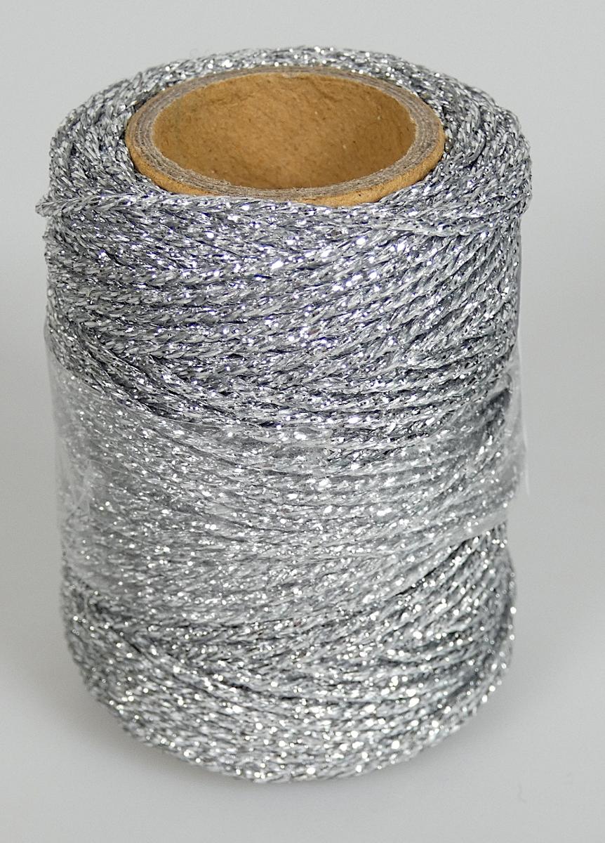 Metallisiertes Garn, Foto siehe Anlage,
- als Meterware auf einer Spule aus Pappe,
- mit einer Länge von laut Antrag 110 m,
- gezwirnt, bestehend aus metallisierten Streifen aus synthetischer Spinnmasse (mit einer
  augenscheinlichen Breite von weniger als 5 mm), die kreuzweise mit zwei Monofilamenten
  (mit einem Durchmesser von weniger als 1 mm) umwickelt sind,
- stellt sich als metallisiertes Garn dar, somit keine Ware der Position 5406.

"Metallisiertes Garn, bestehend aus Garnen aus Spinnstoffen und mit Metall überzogenen Streifen
 der Position 5404"