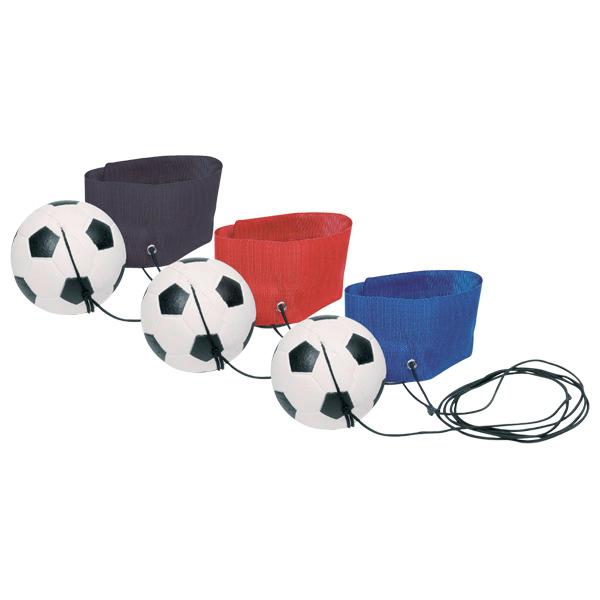 Nach den Angaben der Antragstellerin sowie der vorliegenden Abbildung handelt es sich um ein Spielzeug in Form eines Springballes aus Kautschuk (sog. Fußball am Band, Artikel 15330), der an einer gummielastischen Spinnstoffschnur befestigt ist. Die Schnur ist am anderen Ende mit einer Schlaufe versehen, an der eine Handgelenksschlaufe aus Spinnstoffgewebe (Breite ca. 5 cm) mit Klettverschluss angebracht ist. Der in Fußballoptik gestaltete Ball weist einen Durchmesser von ca. 6,3 cm auf. Die Elastizität der Schnur bewirkt, dass der auf den Boden oder an eine Wand geworfene Ball wieder in die Höhe zurückspringt und vom Spieler gefangen werden kann. Das Erzeugnis dient der spielerischen Unterhaltung von Kindern und Erwachsenen. Eine Einreihung als Sportball im Sinne der Position 9506 kommt nicht in Betracht.

Der Ball ist in einem Polybeutel an einer Pappkarte aufgemacht.

Zolltarifrechtlich handelt es sich um ein "anderes Spielzeug, nicht von den Unterpositionen (KN) 9503 0010 bis 9503 0095 erfasst, nicht aus Kunststoff und nicht aus Holz handgearbeitet".