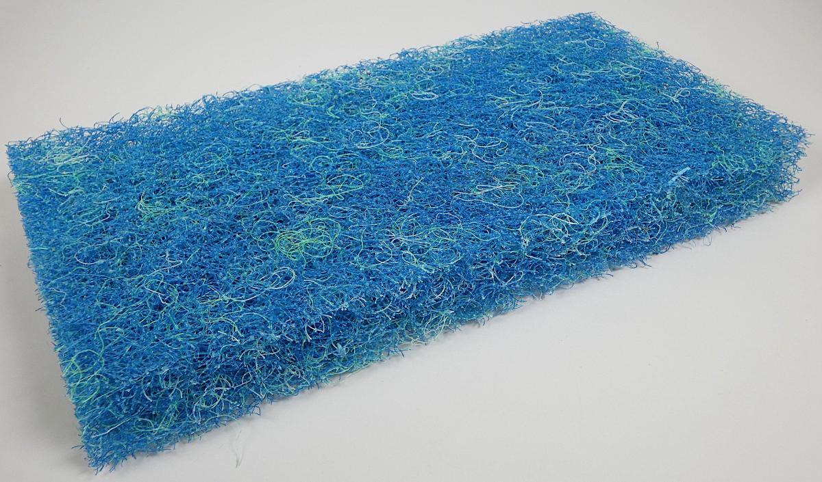 Vliesstoff, Foto siehe Anlage,
- rechteckig zugeschnitten, in den Abmessungen (L x B x H) von ca. 44 cm x 22 cm x 5 cm,
- aus thermisch verfestigten synthetischen Monofilen (laut Antrag Polyetster), mit einem Durch-
  messer von weniger als 1 mm,
- mit einem Quadratmetergewicht von mehr als 150 g,
- weder bestrichen noch überzogen,
- erfüllt nicht die Bedingungen zur Einreihung in die Unterposition (KN) 5603 1420.

"Vliesstoff, aus synthetischen Filamenten, mit einem Quadratmetergewicht von mehr als 150 g,
 weder bestrichen noch überzogen, anderer als in den TARIC-Codes 5603 1420 00 bis 5603 1480 60
 genannte"