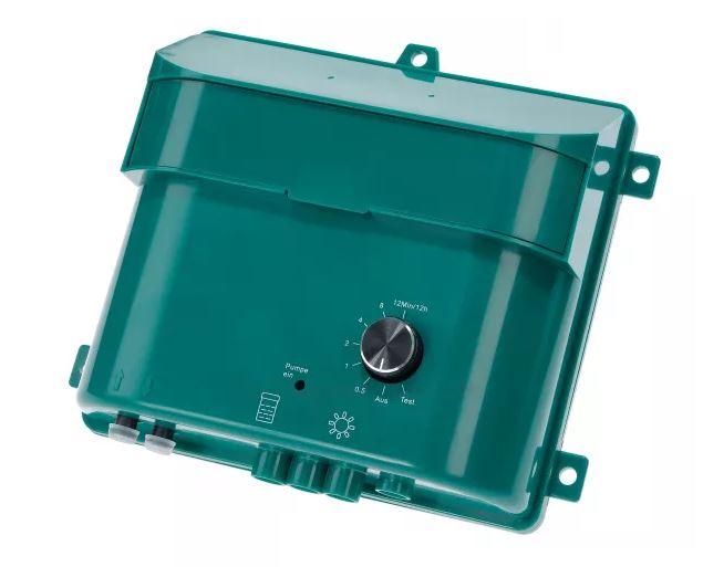 Elektroplatine mit Regler für Steuereinheit/ Bewässerungssystem (Abbildung siehe Anlage)
- aus einer mit elektrischen Anschlüssen bestückten gedruckten Schaltung mit mehr-
  stufigem Drehschalter, Status-LED, integriertem Schaltkreis (IC), Kondensatoren, diversen
  Widerständen, Ladeelektronik und Zeitschaltuhr,
- zum Einbau in die Steuereinheit eines Bewässerungssystems,
- dient zum Umwandeln von Solareingangsspannung und Ausgangsgleichspannung sowie
  zum manuellen Einstellen der Betriebsdauer der externen Wasserpumpe und als Anschluss-
  vorrichtung eines über Kabel verbundenen Schwimmschalters, der das Trockenlaufen der
  Wasserpumpe verhindert.

"Teil, erkennbar ausschließlich oder hauptsächlich für einen mechanischen Apparat zum
  Verspritzen von Flüssigkeiten bestimmt, keine Ware der TARIC-Codes 8424 9020 00 bis
  8424 9080 60 - Elektroplatine für Bewässerungssystem"