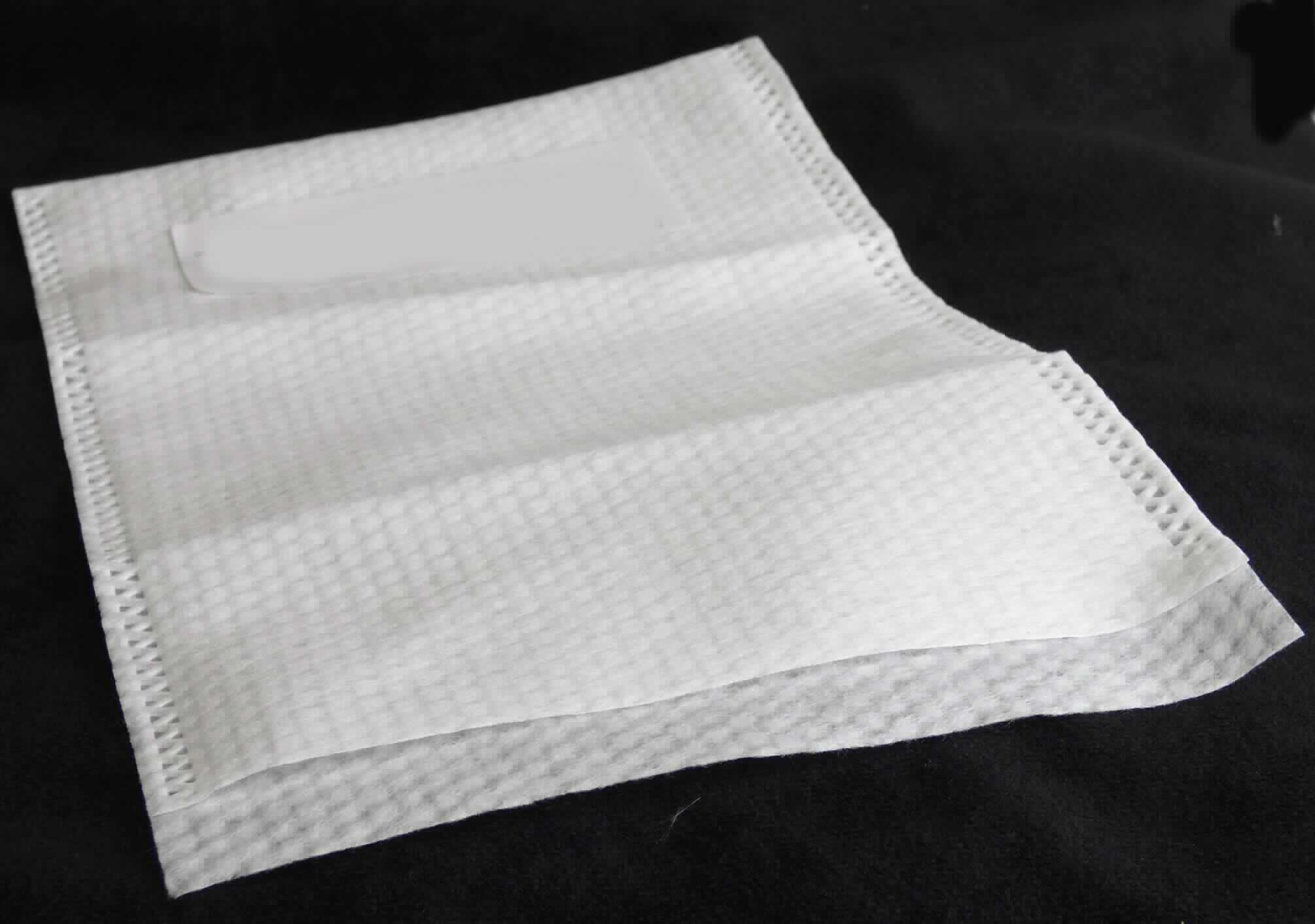 Waschhandschuhe, Art. SOFT, Art. 5340, Foto siehe Anlage,
- in nahezu rechteckiger Form, mit den Abmessungen von laut Antrag (L x B): 22 cm x 15 cm,
- aus einfarbigen Vliesstoffen der Position 5603 aus laut Antrag Viskose (künstliche Chemiefasern), damit keine
  Ware der Unterposition 6302 9390
- an einer Schmalseite offen, an der anderen umgeschlagen und an beiden Längsseiten zusammengeschweißt
  (somit konfektioniert),
- wird zur Körperpflege verwendet.

"Wäsche zur Körperpflege (Waschhandschuh), aus Spinnstoffen, aus Chemiefasern, aus Vliesstoffen"