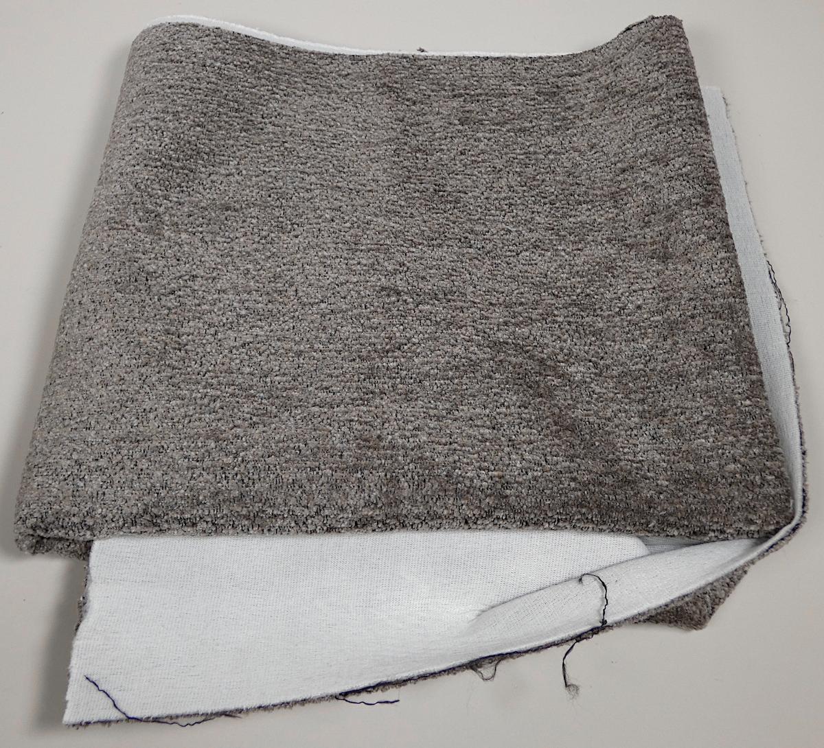 Textillaminat, Foto siehe Anlage, 
- als Meterware, mit einer Breite von laut Antrag 142 cm, 
- aus zwei mit ihrer ganzen Fläche aufeinanderliegenden und so miteinander durch Kleben 
  verbundenen Lagen: 
-- mit einer Oberlage (Schauseite): 
--- aus einem Chenillegewebe, 
---- mit samtartiger Oberfläche,
---- aus Chenillegarnen und anderen Garnen; beide aus synthetischen Chemiefasern (laut Antrag
     Polyester), 
-- mit einer Unterlage: 
--- aus einem gerauten Kuliergewirke,
--- aus synthetischen Chemiefasern, 
- das die Schauseite bildende Chenillegewebe verleiht der Ware insbesondere im Hinblick auf die
  Bedeutung in Bezug auf die Verwendung ihren wesentlichen Charakter.
 
"Chenillegewebe, keine Ware der Positionen 5802 oder 5806, aus Chemiefasern"