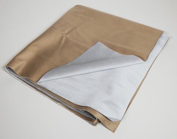 Textillaminat, Foto siehe Anlage,
- als Meterware, laut Antrag mit einer Breite von 144 cm,
- aus zwei mit ihrer ganzen Fläche aufeinanderliegenden und so miteinander durch Kleben
  verbundenen Lagen:
-- mit einer Oberlage (Schauseite):
--- aus einem Samtgewirke (in Kettenwirktechnik),
--- aus synthetischen Chemiefasern (laut Antrag Polyester),
--- kein Hochflorerzeugnis und kein Schlingengewirke,
-- mit einer Unterlage:
--- aus einem Kettengewirke,
--- aus synthetischen Chemiefasern (laut Antrag Polyester),
- das die Schauseite bildende Samtgewirke verleiht der Ware insbesondere im Hinblick auf die
  Bedeutung in Bezug auf die Verwendung ihren wesentlichen Charakter.

"Samt, gewirkt, anderer als in den Unterpositionen (HS) 6001 10 bis 6001 29 genannte, aus
 Chemiefasern"