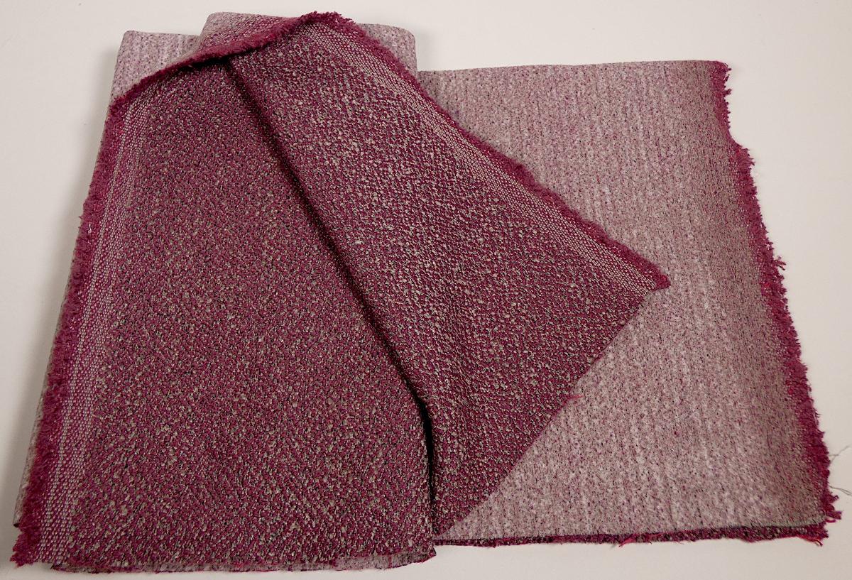 Mit Kunststoff bestrichenes Gewebe, Foto siehe Anlage,
- als Meterware, mit einer Breite von laut Antrag 142 cm,
- aus einem buntgewebten Gewebe aus synthetischen Chemiefasern (laut Antrag Polyester), 
  das auf der Rückseite mit dem bloßen Auge wahrnehmbar mit Kunststoff (laut Antrag Polyacryl; 
  kein Zellkunststoff) bestrichen ist, 
- von Hand bei einer Temperatur zwischen 15 und 30 °C auf einen Dorn von 7 mm Durchmesser
  aufrollbar, ohne rissig zu werden.

"Gewebe, mit Kunststoff (Polyacryl) bestrichen, anderes als solche der Position 5902, mit 
 Schauseite aus Spinnstoffen"