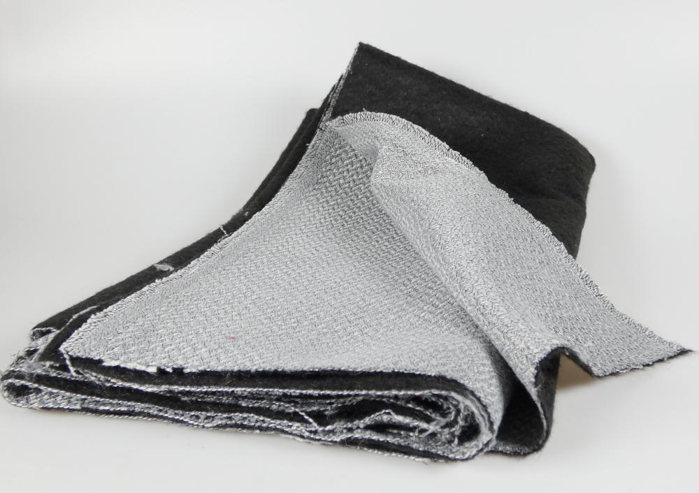 Textillaminat, Foto siehe Anlage,
- als Meterware, laut Antrag mit einer Breite von 145 cm,
- laut Untersuchungsergebnis: 
-- aus zwei mit ihrer ganzen Fläche aufeinanderliegenden und durch Kleben miteinander
   verbunden Lagen:
--- mit einer Oberlage (Schauseite):
---- aus einem buntgewebten Gewebe in Musterbindung aus nicht hochfesten Garnen,
----- mit Kett- und Schussgarnen (Effektzwirn) bestehend aus einem dickeren Garn aus 
      synthetischen Spinnfasern (laut Antrag Polyester) und zwei Garnen aus synthetischen 
      Filamenten (laut Antrag Polyester),
---- mit einem Gesamtanteil an:
----- synthetischen Filamenten von ca. 59 GHT,
----- synthetischen Spinnfasern von ca. 41 GHT,
--- mit einer Unterlage:
---- aus einem einfarbigen Nadelfilz,
---- aus Chemiefasern,
- das die Schauseite bildende Gewebe verleiht der Ware insbesondere im Hinblick auf die 
  Bedeutung in Bezug auf die Verwendung ihren wesentlichen Charakter.

"Gewebe aus Garnen aus synthetischen Filamenten, anderes als in den Unterpositionen (HS) 
 5407 10 bis 5407 84 genannte, buntgewebt"