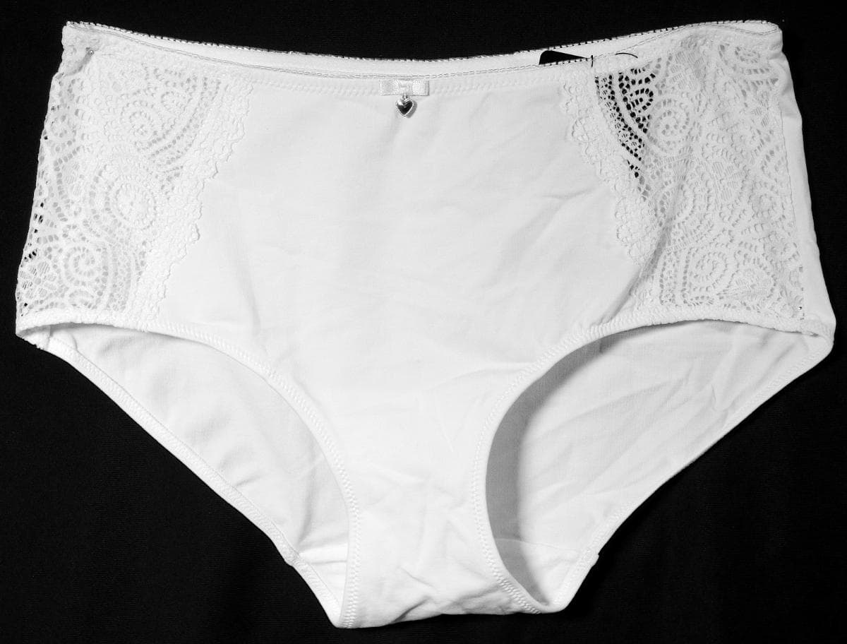 Unterhose, sog. Panty, Artikel 38377, Größe 38, Foto siehe Anlage,
- aus ca. 0,6 mm dicken, einfarbigen Gewirken aut Antrag 95 % Baumwolle und 5 % Elasthan (synthe-
  tische Chemiefasern),
- auf der Vorderseite mit seitlichen Einsätzen aus musterbildend durchbrochen gearbeiteten Gewirken
  (sog. Raschelspitze) aus laut Antrag 90 % Polyamid (synthetische Chemiefasern) und 10 % Elasthan,
- als Taillenslip gearbeitet, 
- ohne Öffnung und ohne Verschluss,
- mit ca. 14 cm hohen Seitenteilen (vom Beinausschnitt bis zum oberen Rand gemessen),
- mit einem Schrittfutter (Hygieneeinlage) ausgestattet,
- mit einer angenähten Wäscheschleife mit einem kleinen Zieranhänger aus augenscheinlich unedlem
  Metall verziert, 
- aufgrund des Schnitts eindeutig als Frauenkleidung erkennbar,
- insbesondere im Hinblick auf den Umfang ist das Gewirke aus Baumwolle das für die Spinnstoff-
  ermittlung maßgebende Flächenerzeugnis.

"Unterhose, aus Gewirken, für Frauen, aus Baumwolle"