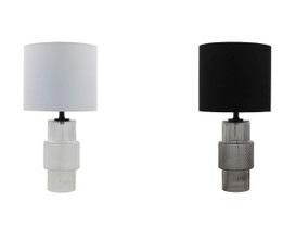 Die sog. Tischleuchte YUKI, Artikelnummer: 25531 (gefrostetes Glas), Artikelnummer: 25532 (rauchgraues Glas) ist eine etwa 26 x 51,6 cm (d x H) große elektrische Leuchte für den Innenbereich, die aus einem zylindrischen Leuchtenfuß aus Glas und einem Schaft (aus beschichtetem Aluminium), auf dem eine Fassung und ein Lampenschirm in Form eines Hohlzylinders aus Spinnstoff befestigt sind, besteht. Die elektrische Ausstattung weist neben der E27-Fassung (bis zu 40 W Leistung) ein 1,8 m langes Netzanschlusskabel mit Schnurschalter und Eurostecker auf.

Der charakterbestimmende Stoff ist aufgrund des Umfangs, des äußeren Gesamterscheinungsbildes das Glas.

Es liegen keine Hinweise auf Handfertigung vor.
Die Ware ist in einem Karton verpackt.

Die Ware ist als "elektrischer Beleuchtungskörper, anderweit weder genannt noch inbegriffen, elektrische Tischleuchte, nicht ausschließlich zur Verwendung mit LED-Lichtquellen bestimmt, aus Glas" einzureihen.