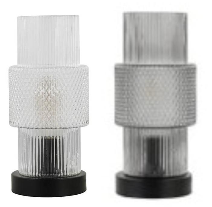 Die sog. Tischleuchte YUKI, Artikelnummer: 25509 (gefrostetes Glas), Artikelnummer: 25510 (rauchgraues Glas) ist eine etwa 12,7 x 27,9 cm (d x H) große elektrische Leuchte für den Innenbereich, die aus einem zylindrischen Leuchtenfuß aus beschichtetem Aluminium auf dem eine Fassung und ein Lampenschirm in Form eines Hohlzylinders aus Glas befestigt sind, besteht. Die elektrische Ausstattung weist neben der E27-Fassung (bis zu 40 W Leistung) ein 1,8 m langes Netzanschlusskabel mit Schnurschalter und Eurostecker auf.

Der charakterbestimmende Stoff ist aufgrund des Umfangs, des äußeren Gesamterscheinungsbildes das Glas.

Es liegen keine Hinweise auf Handfertigung vor.
Die Ware ist in einem Karton verpackt.

Die Ware ist als "elektrischer Beleuchtungskörper, anderweit weder genannt noch inbegriffen, elektrische Tischleuchte, nicht ausschließlich zur Verwendung mit LED-Lichtquellen bestimmt, aus Glas" einzureihen.