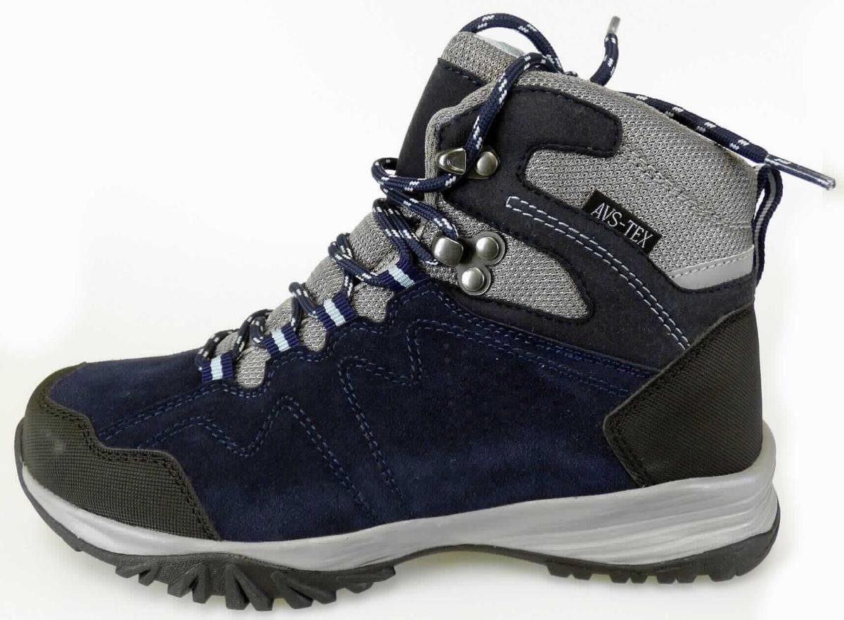 Stiefel (lt. Antrag: "Damen Trekkingstiefel, blau/mint", Größe 37, Foto siehe Anlage)
- mit Laufsohlen aus Kautschuk; ohne Hauptsohle aus Holz,
- mit Oberteil aus Leder (den größten Teil der Außenfläche bildend), Spinnstoff und Kunststoff (Spinnstoff mit einer 
  mit bloßem Auge wahrnehmbaren Außenschicht aus Kunststoff),
- auf das Oberteil sind Verstärkungsteile aus Kunststoff und Spinnstoff aufgesetzt,
- mit Schnürsenkelverschluss,
- ohne Metallschutz in der Vorderkappe, 
- den Knöchel, jedoch nicht die Wade bedeckend (somit keine Ware der Unterposition 6403 9991),
- mit einer Länge der Innensohle von ca. 24,8 cm,
- als Frauenschuh erkennbar.

"Schuhe mit Laufsohlen aus Kunststoff/Kautschuk und Oberteil aus Leder, andere als in den Unterpositionen 
 6403 1200 bis 6403 9105 genannte, den Knöchel, jedoch nicht die Wade bedeckend, andere als in der
 Unterposition 6403 9111 genannte, für Frauen"