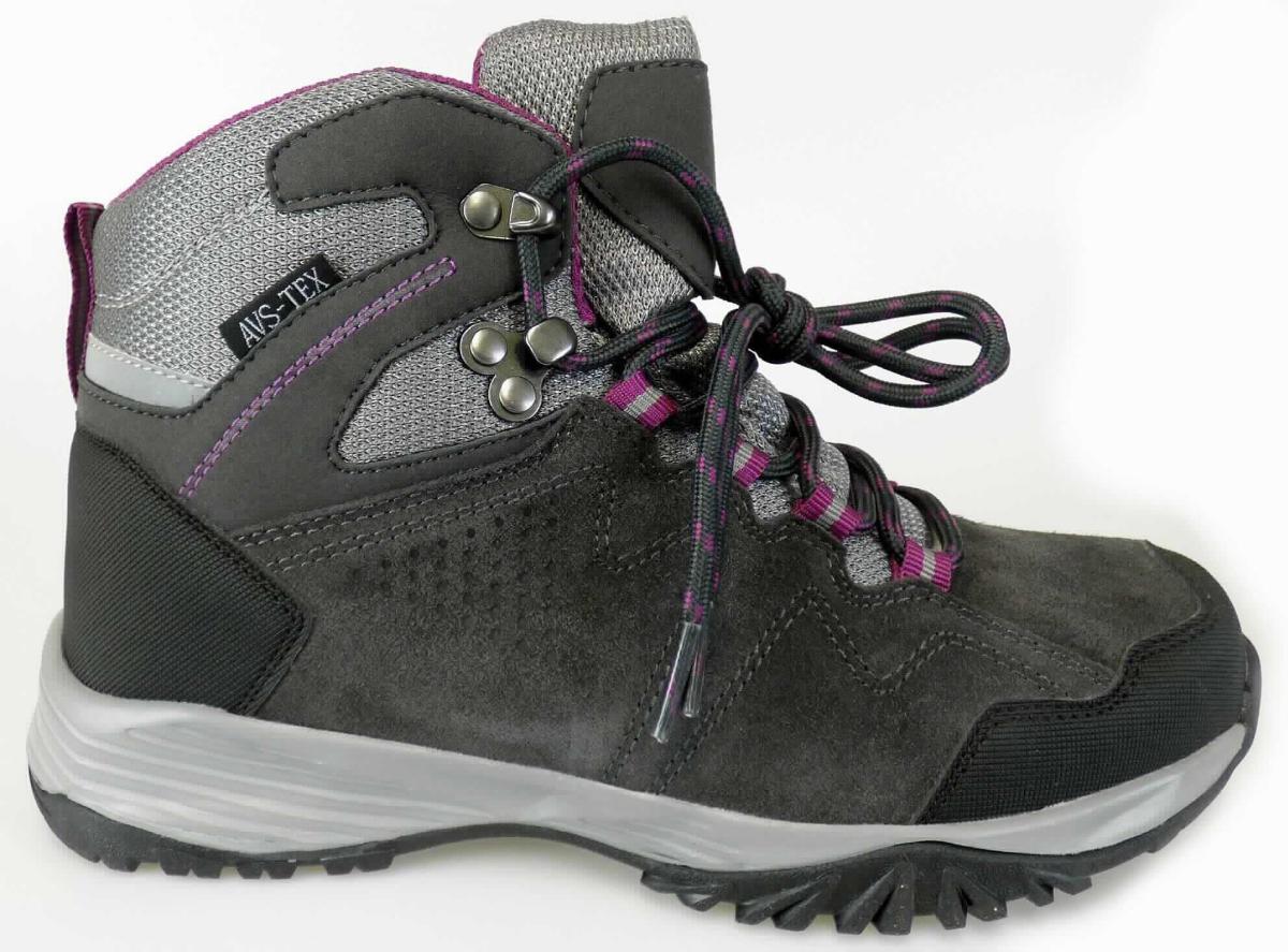 Stiefel (lt. Antrag: "Damen Trekkingstiefel, grau/fuchsia", Größe 37, Foto siehe Anlage)
- mit Laufsohlen aus Kautschuk; ohne Hauptsohle aus Holz,
- mit Oberteil aus Leder (den größten Teil der Außenfläche bildend), Spinnstoff und Kunststoff (Spinnstoff mit einer 
  mit bloßem Auge wahrnehmbaren Außenschicht aus Kunststoff),
- auf das Oberteil sind Verstärkungsteile aus Kunststoff und Spinnstoff aufgesetzt,
- mit Schnürsenkelverschluss,
- ohne Metallschutz in der Vorderkappe, 
- den Knöchel, jedoch nicht die Wade bedeckend (somit keine Ware der Unterposition 6403 9991),
- mit einer Länge der Innensohle von ca. 24,6 cm,
- als Frauenschuh erkennbar.

"Schuhe mit Laufsohlen aus Kunststoff/Kautschuk und Oberteil aus Leder, andere als in den Unterpositionen 
 6403 1200 bis 6403 9105 genannte, den Knöchel, jedoch nicht die Wade bedeckend, andere als in der
 Unterposition 6403 9111 genannte, für Frauen"