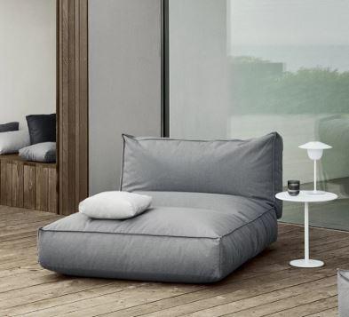 Bei der als "Bett Stay" bezeichneten Ware handelt es sich um eine aus verschiedenen Bestandteilen zusammengesetzte Ware (Möbel) in Form eines sog. Outdoor-Betts.
Die Ware besteht aus einer Außenhülle aus beschichtetem Spinnstoff (Polyester) sowie einer Innenfüllung aus sog. EPS-Kügelchen (Expandiertes Polystyrol = Kunststoff) und wird lose auf ein Gestell aus Metall gestellt, um die Neigung des Rückenteils einzustellen.
Sie hat ein Gesamtmaß von ca. 190 x 80 x 35 cm (T x B x H). Eine definierte Sitzfläche ist nicht vorhanden.

Bei der aus unterschiedlichen Stoffen bestehenden Liege wird der stoffliche Charakter der Ware im Hinblick auf die Stabilität weder durch die Außenhülle noch durch die Füllung oder das Metallgestell bestimmt.
Hinsichtlich des äußeren Erscheinungsbildes ist jedoch die Außenhülle aus Spinnstoff charakterverleihend.

Die Ware dient dem bequemen Ruhen und wird auf Terrassen oder in Gärten auf den Boden gestellt. Hinweise auf Handarbeit liegen nicht vor.
Die Bestandteile werden gemeinsam in einem Karton verpackt bzw. sind auf einer Palette erkennbar zusammengehörig.

Die Ware wird als "anderes als von den Positionen 9401 und 9402 sowie den Unterpositionen (HS) 9403 10 bis 9403 83 erfasstes Möbel, aus Spinnstoff, nicht handgearbeitet" eingereiht.