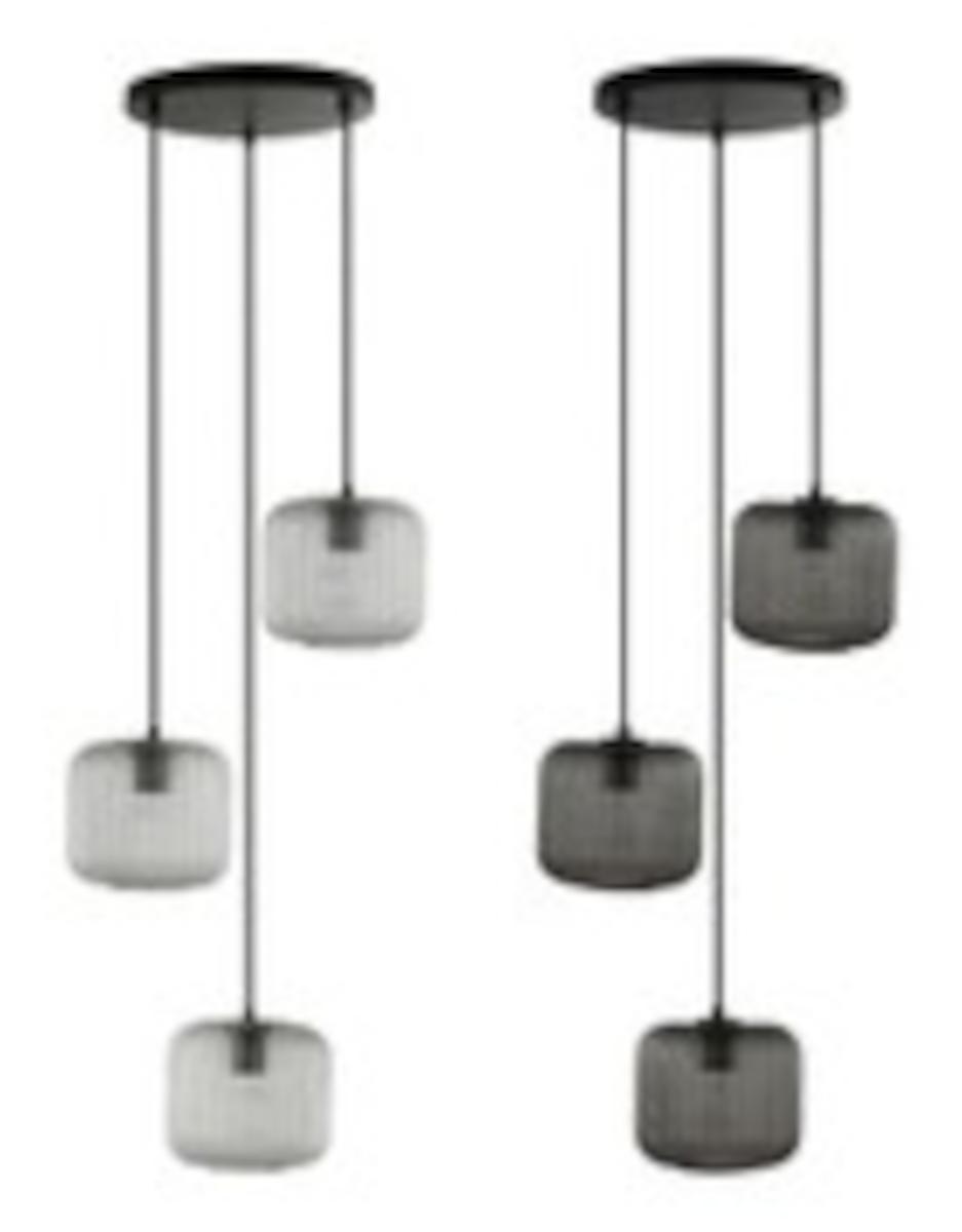 Bei der sog. LILY Hängeleuchte aus Glas in zwei Designs (transparent: Artikelnr. 25516 / Variantennr. 61063 und rauchgrau: Artikelnr. 25517 / Variantennr. 61064) handelt es sich um zwei ca. 30 cm x 30 cm x 149﻿,﻿7 cm (B x T x H) große elektrische Pendelleuchten für die Deckenmontage im Innenbereich, im Wesentlichen jeweils bestehend aus einer schwarzen kreisrunden Deckenbefestigung aus Metall mit drei Kabeln als Abhängungen in unterschiedlichen Längen (65 cm, 95 cm und 126 cm), drei E27-Lampenfassungen (für verschiedene Leuchtmittel bspw. Halogenlampen, LED geeignet) und drei runden bauchigen Lampenschirmen aus farblosem bzw. hellgrauem Glas.

Das Glas bestimmt nach dem Umfang, dem äußeren Erscheinungsbild (Zierwirkung) und der Bedeutung in Bezug auf die Verwendung hinsichtlich der Lichtlenkung gegenüber dem Metall als Stabilität verleihendem Bestandteil den stofflichen Charakter der Leuchten.

Die Erzeugnisse sind als "Leuchten, anderweit weder genannt noch inbegriffen, elektrische Deckenleuchten, ausgenommen solche von der für öffentliche Plätze oder Verkehrswege verwendeten Art, nicht ausschließlich zur Verwendung mit LED-Lichtquellen bestimmt, aus Glas" einzureihen.