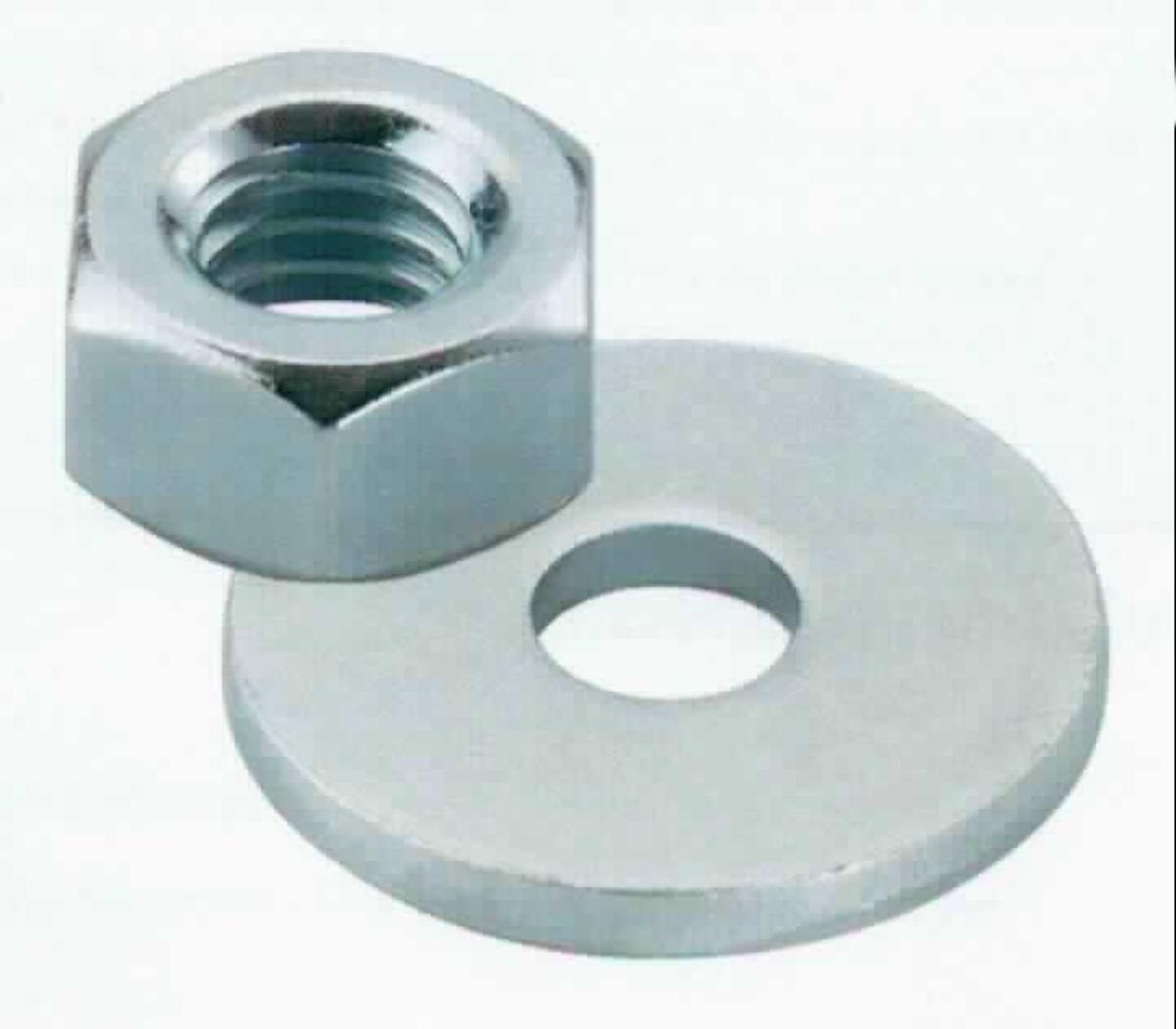 Es handelt sich um eine Warenzusammenstellung, bestehend aus:
- 50 Muttern (Höhe ca. 6 mm) aus verzinktem Stahl (kein nicht rostender Stahl) mit durchgehendem, metrischem 
  Innengewinde (M8) und Außensechskant 
  und
- 50 ringförmigen Unterlegscheiben (Dicke ca. 2 mm) aus verzinktem Stahl (kein nicht rostender Stahl) mit 
  kreisrunder, mittiger Lochung (Außendurchmesser ca. 15 mm; Innendurchmesser ca. 9 mm).

Die Erzeugnisse sind gemeinsam in einem Kunststoffbeutel für den Einzelverkauf aufgemacht. Sie werden zusammen mit entsprechenden Gewindestangen (nicht Gegenstand dieser vZTA) als Befestigungselemente verwendet. 
- Antragstellerangaben -

Die Muttern aus Stahl sind - insbesondere im Hinblick auf ihre Bedeutung in Bezug auf die Verwendung - charakterverleihend.

Abbildung siehe Anlage.

Derartige Erzeugnisse gehören als "andere Muttern aus Stahl (kein nicht rostender Stahl), mit Gewinde, mit einer Lochweite von 12 mm oder weniger" zum TARIC-Code 7318 16 92 90.