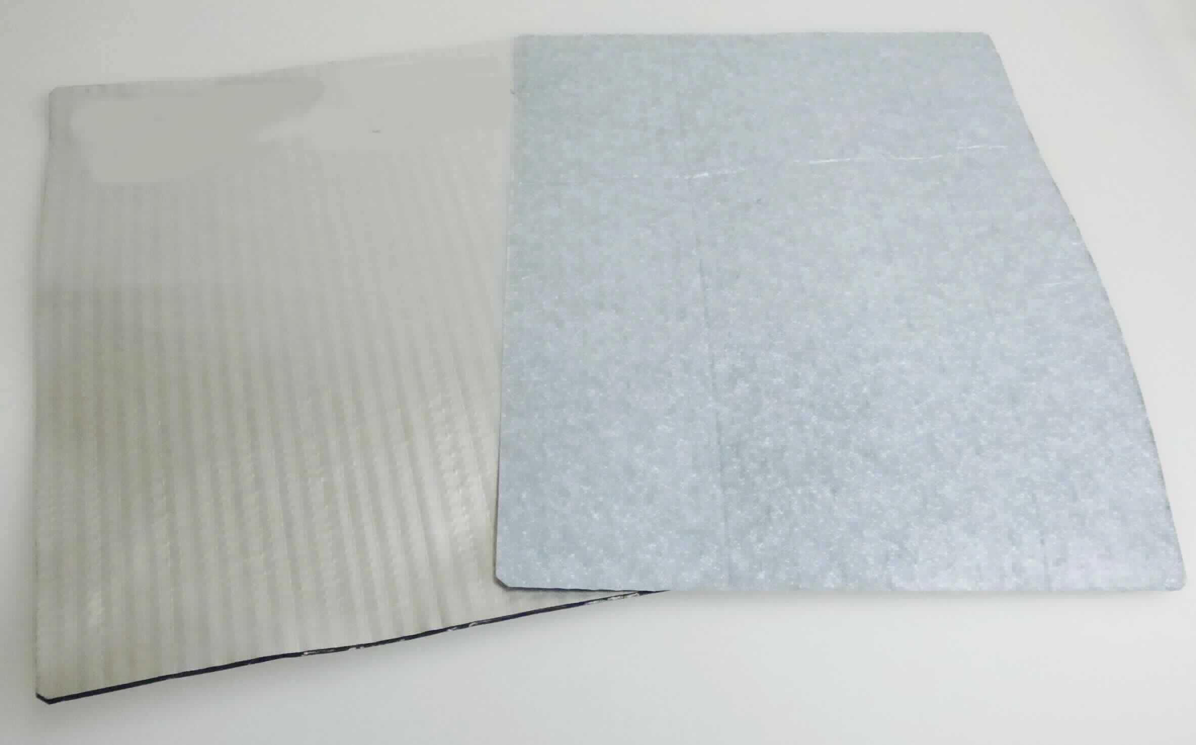 Angaben:
ALUTRIX Dachabdichtungsbahn - Dampfsperrbahn. Materialaufbau: Aluminium-Verbundfolie, Glasgelege, selbstklebende Bitumenschicht (zur Abdichtung), Abdeckfolie.

Warenbeschaffenheit:
Biegsame Matte aus folgenden Schichten: Silberfarbene Folie - Gelege aus weißen Fasern - schwarze, klebrige Schicht - Schutzfolie.

Befund:
Waren aus Asphalt oder aus ähnlichen Stoffen (z.B. Erdölpech, Kohlenteerpech), in Rollen

Zusammengesetzte Ware, bei der im Sinne der AV 3b) die Asphalt/Bitumenschicht im Hinblick auf die Verwendung, den Wert und den Anteil als charakterbestimmend angesehen wird.