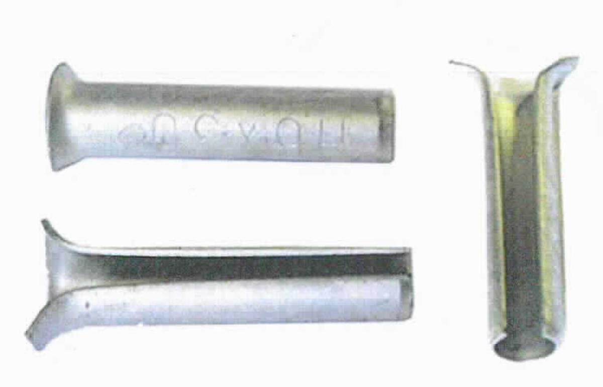 Es handelt sich um aus verzinktem Stahl gefertigte, zylindrische, nagelähnliche Hohlkörper, die über die gesamte Längsseite mit einer Öffnung versehen sind. Die Oberseite ist zu einem nach außen gewölbten "Kopf" ausgearbeitet.
Die Erzeugnisse werden zur Befestigung von Kanthölzern, Unterkonstruktionen aus Holz und Metall und Metallprofilen in Beton, Vollziegel, Kalksand-Vollstein und Naturstein mit dichtem Gefüge verwendet. Dafür werden sie mit einem Hammer in ein Bohrloch eingeschlagen und über die gesamte Länge gegen die Bohrlochwand verspannt. 
Gesamtlänge: etwa 30 mm.
Jeweils 100 Stück sind in einem Karton verpackt.
- Antragstellerangaben -

Abbildung siehe Anlage.

Derartige Erzeugnisse gehören als "den Nägeln ähnliche Waren aus Stahl" zum TARIC-Code 7317 00 80 00.
