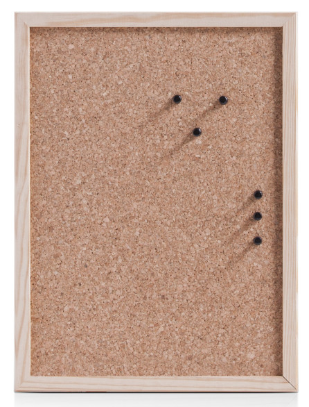 Nach den Angaben der Antragstellerin handelt es sich bei dem sog. Pinboard, natur (Art. Nr. 11230, Abmessungen ca. 39,5 x 29,5 x 1,5 cm) um eine Ware aus Presskork auf einer Pappunterlage, welche mit einem Holzrahmen eingefasst ist.
Das Pinboard ist zusammen mit sechs Steckpins sowie Befestigungsmaterial gemeinsam in einer Kunststofffolie als Warenzusammenstellung für den Einzelverkauf aufgemacht.
Nach Umfang und der Bedeutung in Bezug auf die Verwendung verleiht der Kork der Ware den wesentlichen Charakter.

Zolltarifrechtlich handelt es sich um "Waren aus Presskork, andere als Würfel, Quader, Platten, Blätter und Streifen; Fliesen in beliebiger Form; massive Zylinder, einschließlich Scheiben, andere als Stopfen, andere als Dichtungen für zivile Luftfahrzeuge".