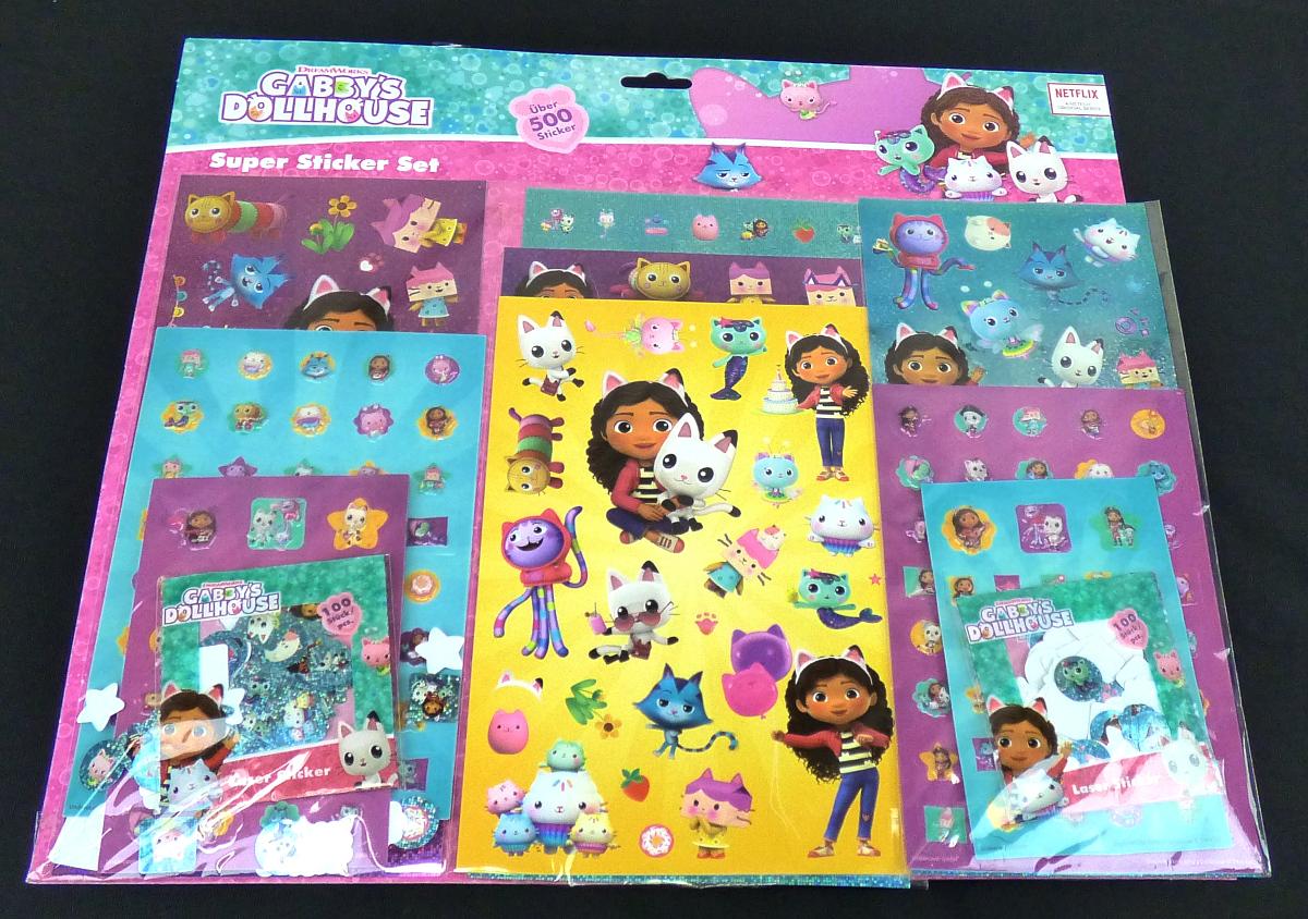 Angaben:
Bei der Ware handelt es sich um ein Super-Sticker-Set (über 500 Sticker).

Feststellungen / Untersuchungen an einem Warenmuster:
Es wurde ein Set aus mehreren Stickerbögen vorgelegt. Die Sticker weisen unterschiedliche Motive auf und sind alle selbstklebend und auf der Klebeseite mit einem Schutzpapier versehen.  Die Mehrzahl der Sticker besteht aus einer Kunststofffolie und sind flach. Einige Sticker bestehen aus einer Kunststofffolie und sind erhaben und einige Sticker bestehen aus Papier. Die Bögen sind in einem durchsichtigen Kunststoffbeutel verpackt und mit einer Produktinformationen in Aufmachung für den Einzelverkauf aufgemacht.

Befund:
Andere Flacherzeugnisse, selbstklebend, aus Kunststoffen, andere, andere, andere, andere