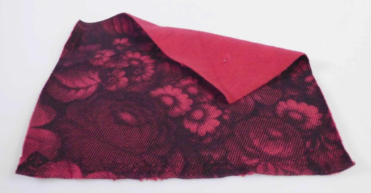 Strickjacke, sog. lange Jacke mit Stehkragen, 2-Ply Maschenware, Größe S, Foto siehe Anlage,
- aus ca. 1,5 mm dicken, einseitig (Innenseite) gerauten, buntgewirkten Gewirken (melierte Garne) aus laut Antrag 
  95 % Baumwolle und 5 % Elasthan (synthetische Chemiefasern),
- über den Schritt reichend (Rückenlänge: ca. 81 cm),
- mit Stehkragen,
- vorn mit einer durchgehenden Öffnung mit einem bis zum Kragenrand reichenden Reißverschluss, am 
  Kragenrand mit einer kurzen Überlappung von links auf rechts (Männerkleidung, u. a. deshalb kein Kleid),
- mit langen Ärmeln, an den Ärmelenden mit angesetzten, gestreiften, verengenden Bündchen,
- mit einem verengenden Tunnelzug in der Taille,
- vorn im Bereich der Schulter mit einem aufgenähen Firmenzeichen verziert,
- vorn mit zwei aufgesetzten, offenen Taschen mit gestreifter Randeinfassung unterhalb der Taille,
- am unteren Rand mit einem angesetzten, gerippt gewirkten, leicht verengenden Bund,
- weist weder aufgrund der Ausstattung (ungefüttert) noch des Schnitts (nicht in Bahnen gearbeitet) eine
  Formfestigkeit auf, somit keine Jacke,
- wird im Allgemeinen nicht über jeder anderen Kleidung und zum Schutz gegen das Wetter getragen, somit 
  keine Ware der Position 6101 oder 6102.

"Strickjacke, aus Gewirken, aus Baumwolle, für Männer"