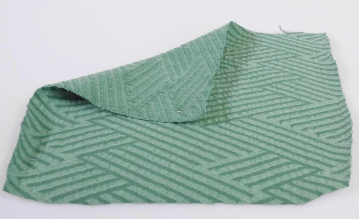 Kleid, sog. langer Pullover, 2-Ply Jacquard Maschenware, Größe S, Foto siehe Anlage,
- aus ca. 0,8 mm dicken, buntgewirkten Gewirken aus laut Antrag 95 % Baumwolle und 5 % Elastan (synthetische
  Chemiefasern),
- über den halben Oberschenkel reichend (Rückenlänge: ca. 89 cm),
- mit einer angesetzten Kapuze deren Ränder von rechts auf links überlappen,
- ohne Öffnung und ohne Verschluss,
- mit langen Ärmeln, an den Ärmelenden mit angesetzten, verengenden Bündchen,
- mit einem verengenden Tunnelzug in der Taille,
- seitlich mit zwei eingesetzten, mit Schlaufe und Knopf zu schließenden Taschen unterhalb der Taille,
- am unteren Rand durch Umschlagen und Festnähen gesäumt,
- kann aufgrund der Länge ohne ein weiteres, den Unterkörper bedeckendes Kleidungsstück getragen werden, 
  somit kein Pullover.

"Kleid, aus Gewirken, für Frauen, aus Baumwolle"