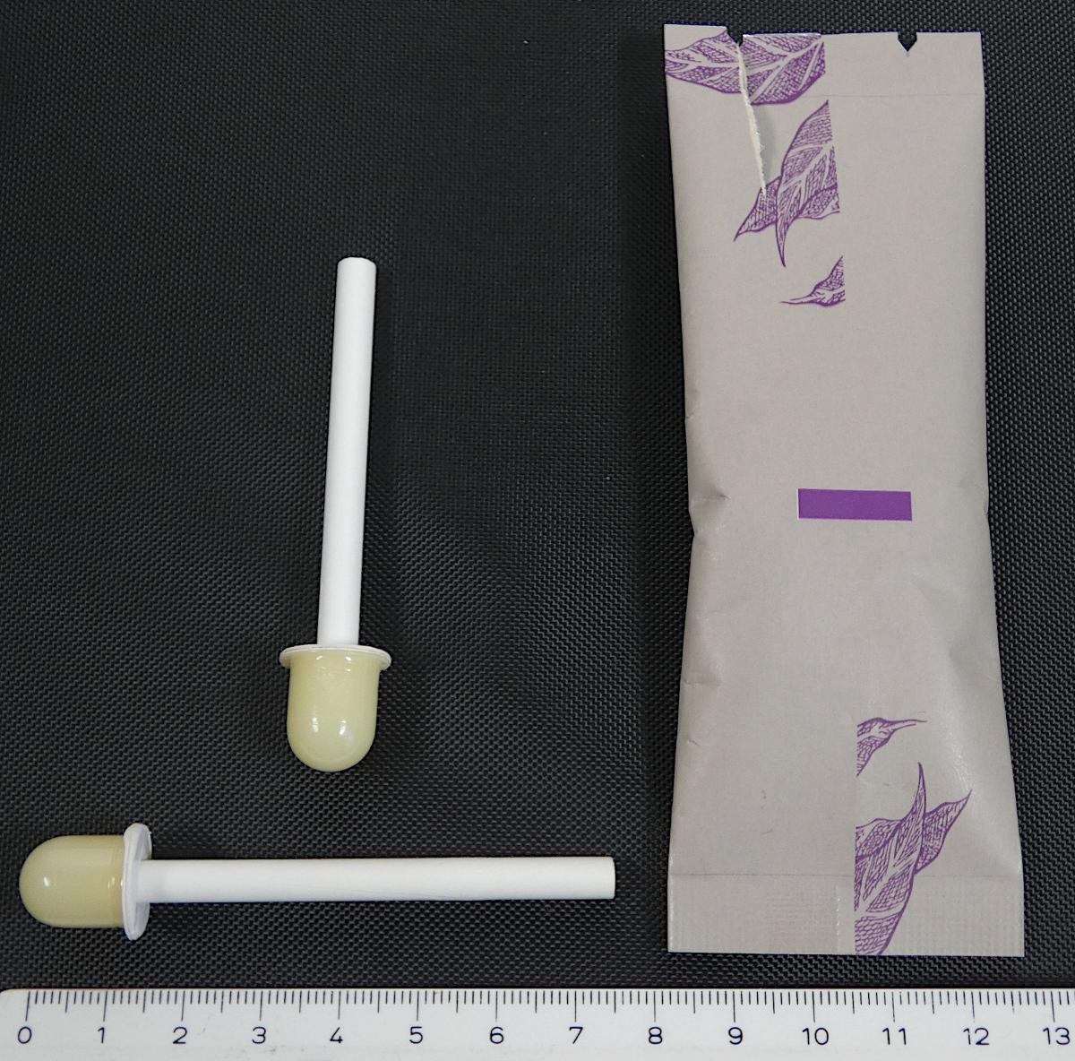 Zubereitetes Körperpflegemittel, anderweit weder genannt noch inbegriffen; Wachsstäbchen zur Haarentfernung

Bei der Ware handelt es sich um Papierstäbchen mit einem Wachskopf. Der erwärmte Wachskopf dient zur Entfernung von Ohren- und Nasenhaaren. Die Waren sind laut Antrag zu 12 Stück bzw. 50 Stück für den Einzelverkauf aufgemacht und zur Körperpflege bestimmt. 

Es handelt sich um ein zubereitetes Körperpflegemittel, anderweit weder genannt noch inbegriffen, das in die Unterposition 3307 9000 der Kombinierten Nomenklatur einzureihen ist.