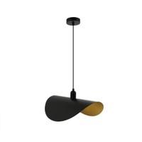 Bei der sog. RONA Design-Pendelleuchte, Artikelnr. 25547 / Variantennr. 61119 handelt es sich um eine ca. 50 cm x 36,5 cm x 160 cm (B x T x H) große elektrische Pendelleuchte für die Deckenmontage im Innenbereich, im Wesentlichen bestehend aus einer schwarzen kreisrunden Deckenbefestigung aus Metall mit einem Kabel als Abhängung, einer E27-Lampenfassung (für verschiedene Leuchtmittel bspw. Halogenlampen, LED geeignet) und einem runden, nach unten gebogenen Lampenschirmen aus Metall mit schwarzer Oberseite und goldfarbener Unterseite.

Hinweise auf eine Handfertigung liegen nicht vor.

Das Erzeugnis ist als "Leuchte, anderweit weder genannt noch inbegriffen, elektrische Deckenleuchte, ausgenommen solche von der für öffentliche Plätze oder Verkehrswege verwendeten Art, nicht ausschließlich zur Verwendung mit LED-Lichtquellen bestimmt, aus Metall und Rattan, nicht handgearbeitet, andere als in der Codenummer 9405 1990 20 0 genannt" einzureihen.