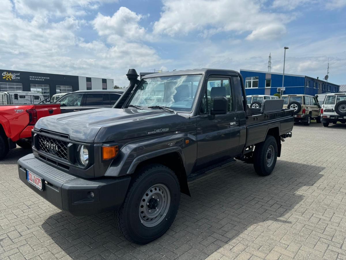 Kraftfahrzeug für den Transport von Waren, sog. Toyota Land Cruiser, 
- in der Bauart eines zweiachsigen Mehrzweckfahrzeugs des Typs Pick-up,
- laut Antrag:
- - mit zwei Achsen, 
- - mit Hubkolbenverbrennungsmotor mit Fremdzündung (Benzinmotor),
- - mit einem Hubraum von 3956 ccm,
- - mit einem zulässigen Gesamtgewicht von 3200 kg,
- - mit einer Leistung von 170 kW (ca. 231 PS),
- - mit Sechszylinder V-Motor, 
- - mit einer Länge von 5395 mm, 
- - mit einer Breite von 1870 mm, 
- - mit einer Höhe von 1960 mm,
- - neu,
- - mit einer gesonderten, zweitürigen, geschlossenen Fahrerkabine mit zwei Sitzen
    für die Beförderung von Personen und einer von der Fahrerkabine abgetrennten,
    hinteren, offenen Ladefläche für die Beförderung von Waren,
- - auf der Ladefläche mit zwei angeschraubten Sitzreihen ohne Sicherheitsausrüstung versehen, 
- - mit einem Radstand von 3180 mm und einer inneren Länge auf dem Boden der
    Ladefläche von 2245 mm,
- aufgrund der objektiven Merkmale (u. a. Länge der Ladefläche mehr als 50 % der
  Länge des Radstands) für den Transport von Waren bestimmt, daher keine Ware
  der Position 8703.

"Kraftfahrzeug für den Transport von Waren, kein Muldenkipper, mit Kolbenverbrennungsmotor mit Fremdzündung (Benzinmotor), mit einem zulässigen Gesamtgewicht von weniger als 5 Tonnen, nicht zum Befördern von Waren mit starker Radioaktivität bestimmt, mit Motor mit einem Hubraum von mehr als 2800 cm³, neu"