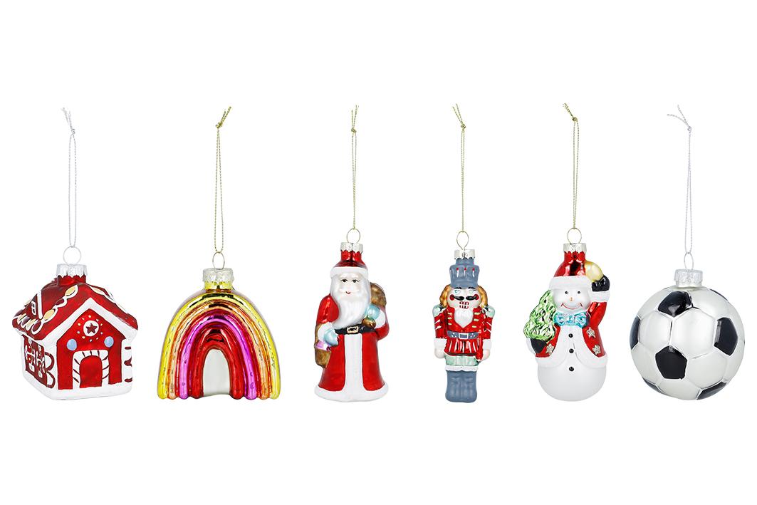 Nach den Angaben der Antragstellerin handelt es sich um sechs unterschiedlich gestaltete Weihnachtsbaumanhänger (sog. Dekohänger X-Mas Glas). Die Erzeugnisse bestehen jeweils aus einem auf der Außenseite metallisch glänzenden, farbig gestalteten Glashohlkörper, der an der Oberseite mit einem Metallkrönchen und einer Aufhängeschlaufe ausgestattet ist.
Die Anhänger liegen in folgenden Formen vor:
- einem Fußball (Durchmesser 6,7 cm)
- einem etwa 4,2 x 2,7 x 10,2 cm großen Nußknacker,
- einem etwa 7 x 2,7 x 7,3 cm großen Regenbogen,
- einem etwa 4,6 x 4,9 x 10,3 cm großen Nikolaus/Weihnachtsmann,
- einem etwa 6,3 x 6,6 x 7,7 cm großen Haus,
- einem etwa 4,5 x 4,7 x 10,2 cm großen Schneemann.
Derartige Erzeugnisse sind dazu geeignet und bestimmt als Weihnachtsbaumschmuck verwendet zu werden. 

Zolltarifrechtlich handelt es sich um Weihnachtsartikel, aus Glas.