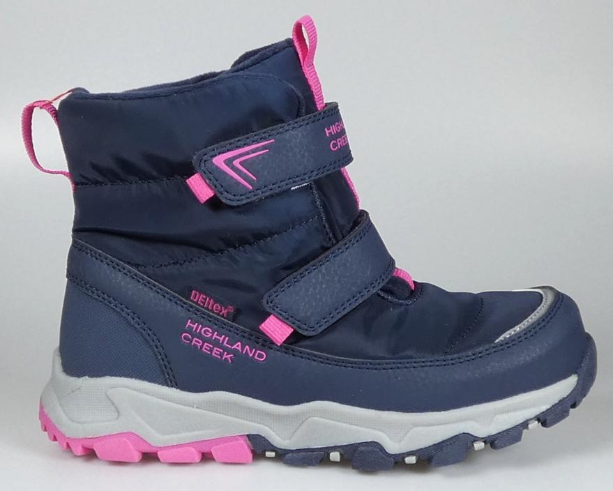 Stiefel, Größe 31, Foto siehe Anlage,
- mit Laufsohlen aus laut Antrag Kunststoff,
- mit Oberteil aus Spinnstoff (den größten Teil der Außenfläche bildend) und Kunststoff (Spinnstoff
  mit einer mit bloßem Auge wahrnehmbaren Außenschicht aus Kunststoff),
- auf das Oberteil sind Verstärkungsteile aus Kunststoff und Spinnstoff aufgesetzt,
- mit zwei Klettverschlüssen,
- seitlich und auf der oberen Klettverschlusslasche mit einem Firmenlogo versehen,
- im Bereich der Ferse und der Lasche mit einer Anziehhilfe,
- gefüttert. 

"Schuhe mit Laufsohlen aus Kunststoff und Oberteil aus Spinnstoffen, andere als in den 
 Unterpositionen (KN) 6404 1100 bis 6404 1910 genannte"