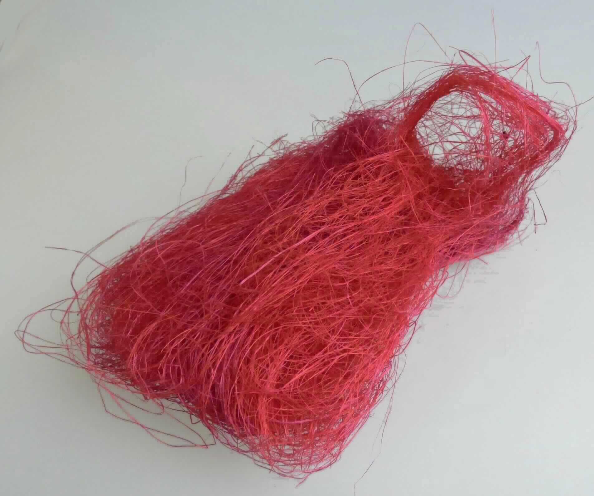 Sisalfasern, Foto siehe Anlage,
- in einem Polybeutel verpackt, 
- gefärbte Fasern aus laut Antrag Sisal, somit keine Ware der Position 5607,
- nicht versponnen.

"Andere pflanzliche Spinnstoffe (Sisalfasern), anderweit weder genannt noch inbegriffen, bearbeitet, jedoch nicht 
 versponnen"